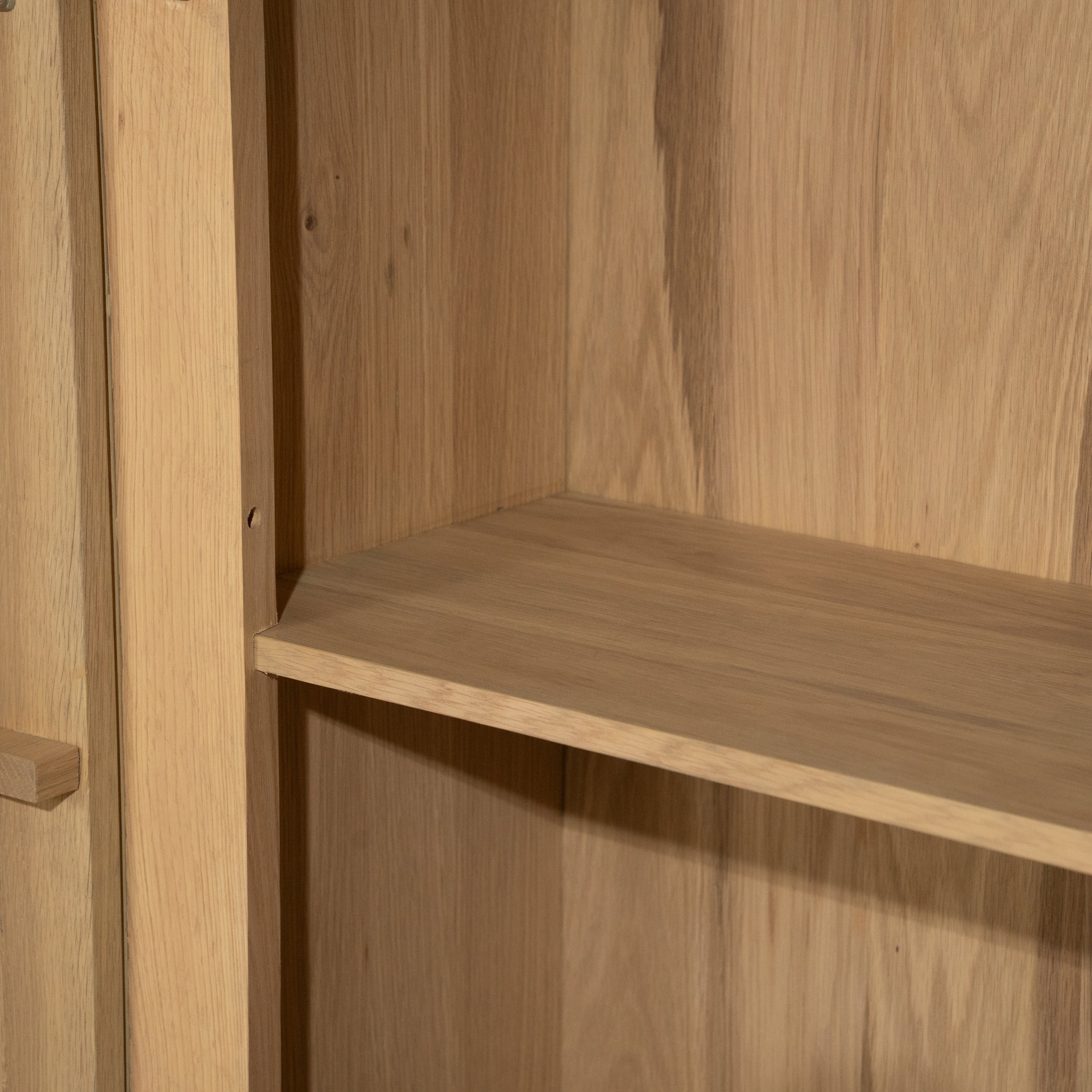 Skříňka JOSH z dubového dřeva