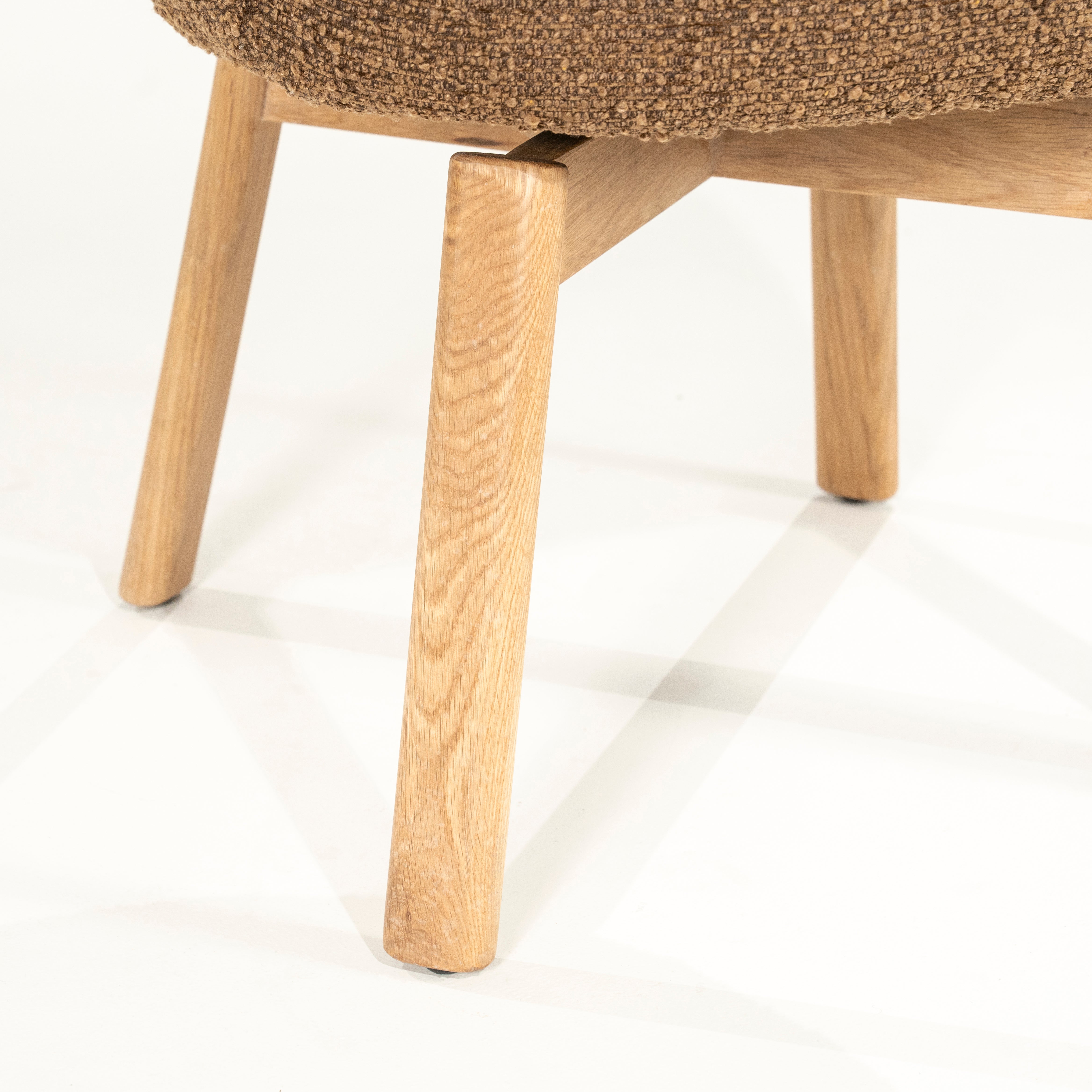 Krzesło obrotowe LIVIA brązowy z drewnianą podstawą