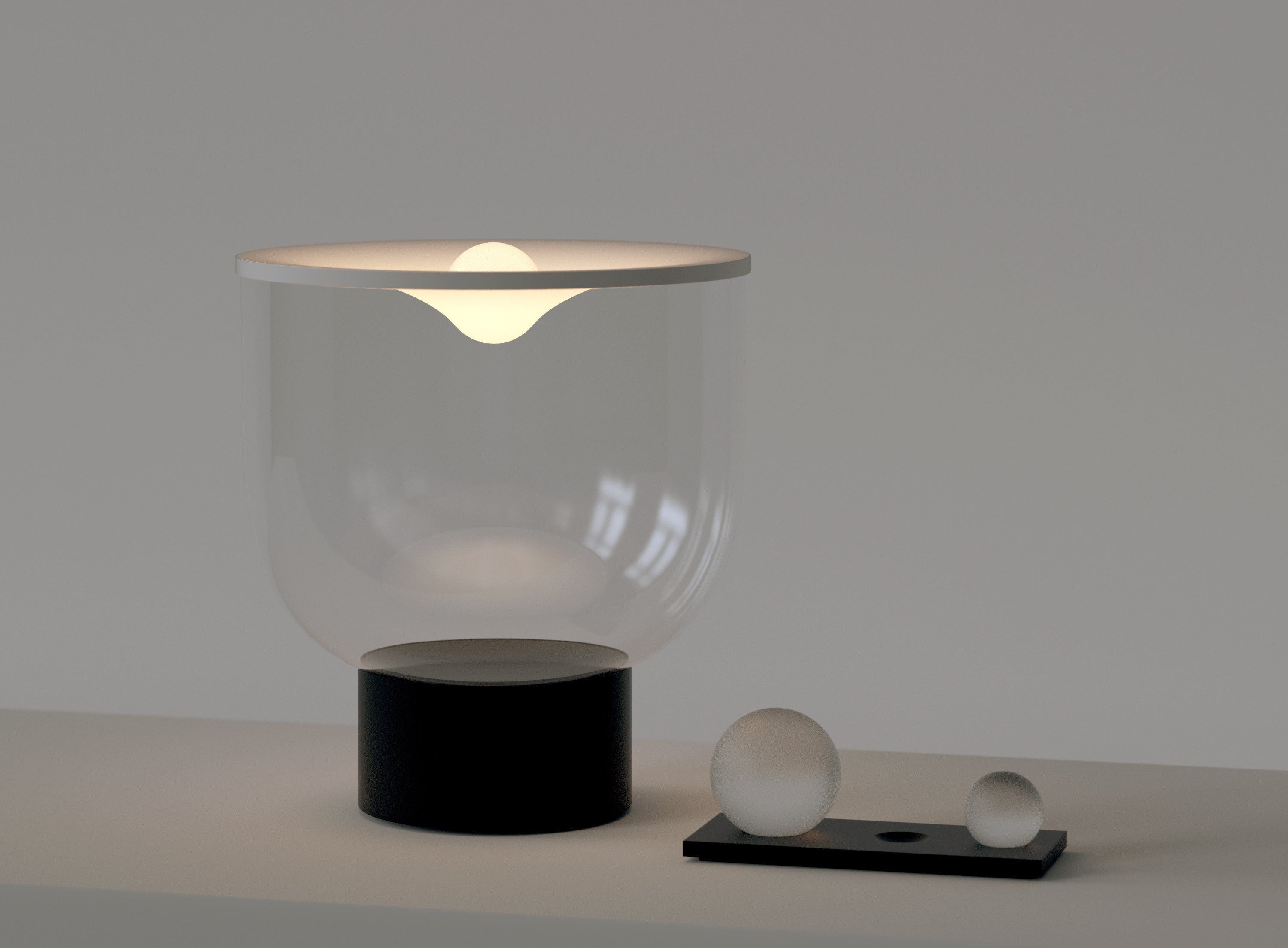 Stolní lampa GRAMMOLUCE se skleněným stínidlem a černým podstavcem.