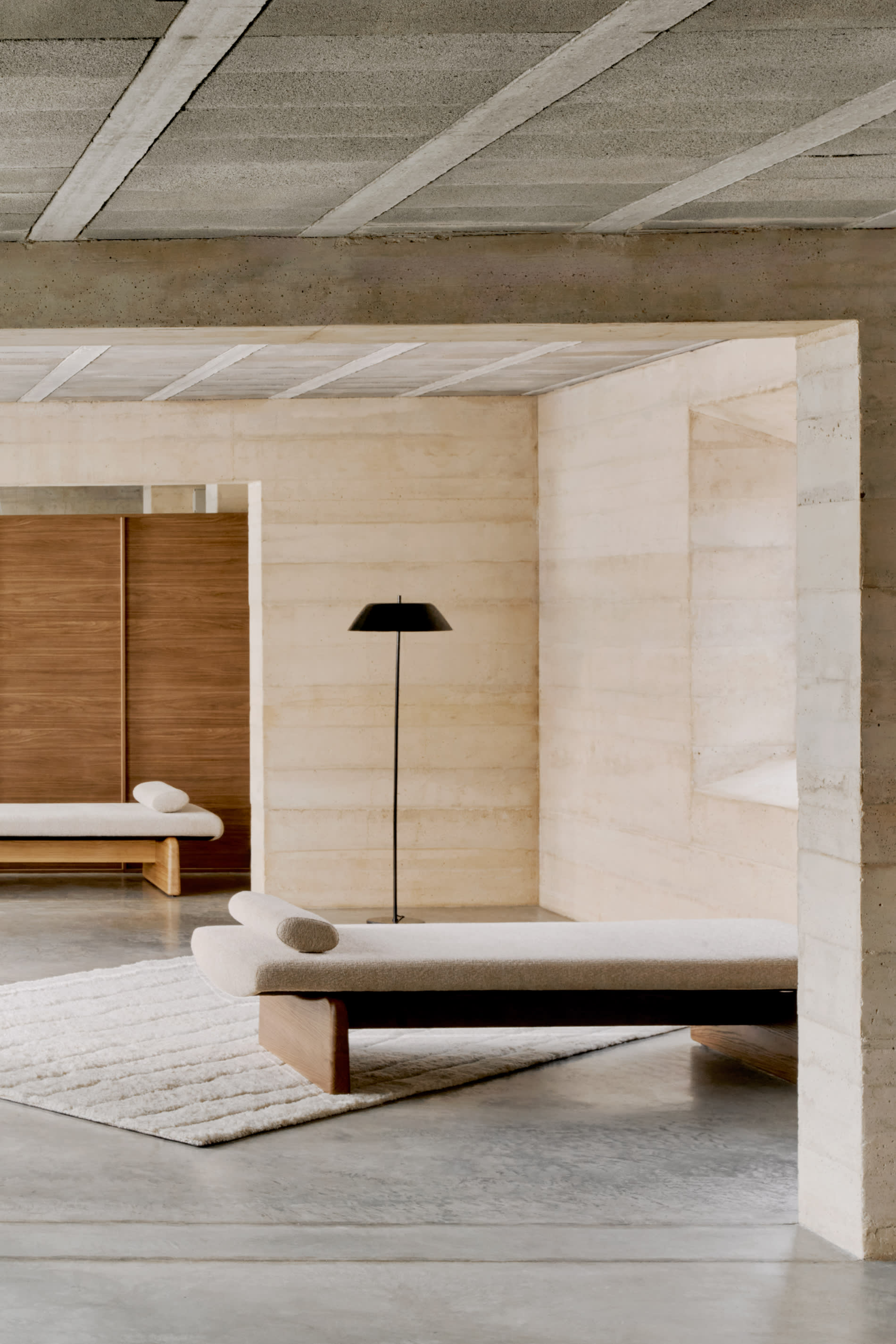 TOPAZ daybed in beige chenille with a dark ash base