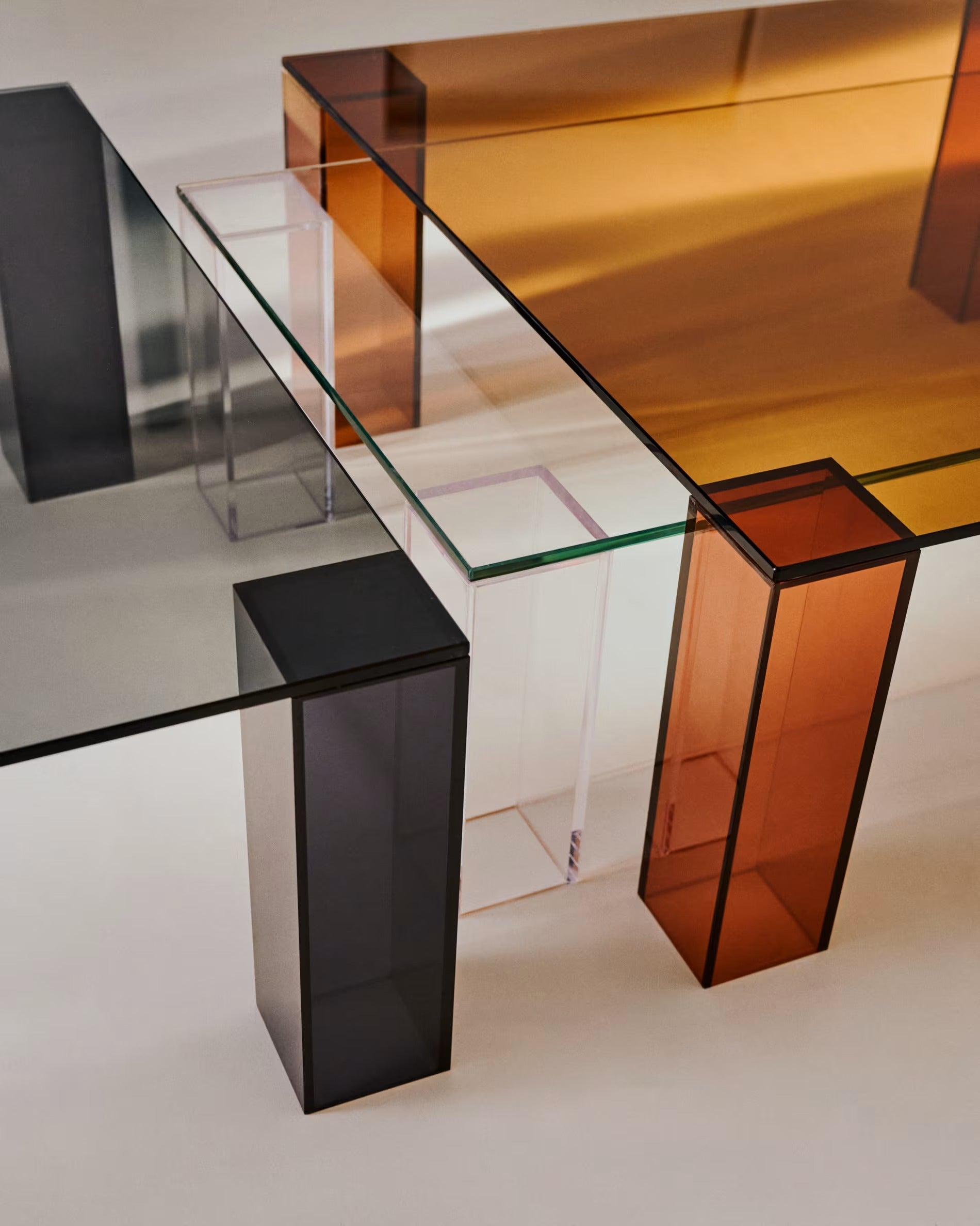 Čtvercový konferenční stolek ADULARIA z tvrzeného skla transparentní