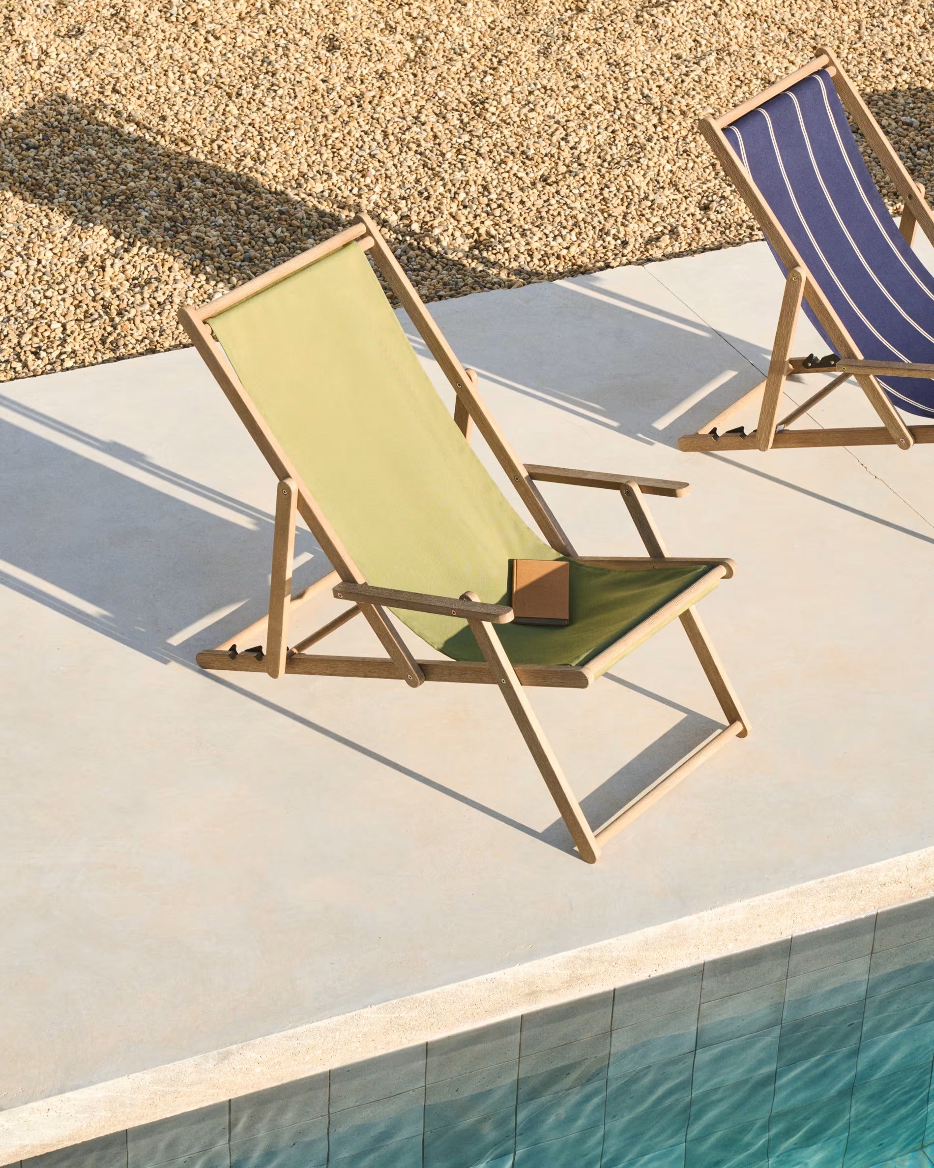 Vilara Green deckchair with an acacia base