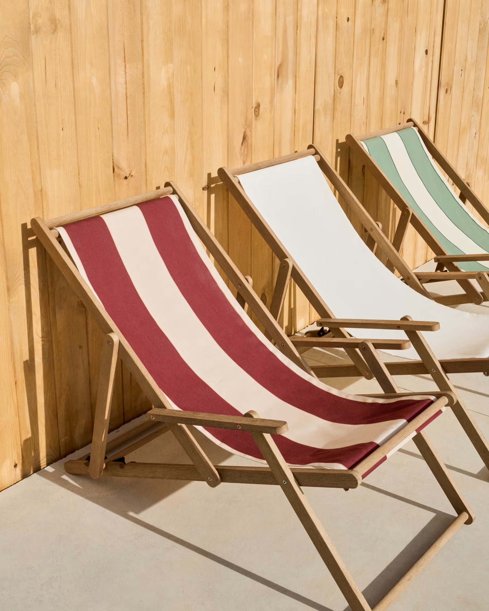 Vilara burgundy-beige deckchair with an acacia base