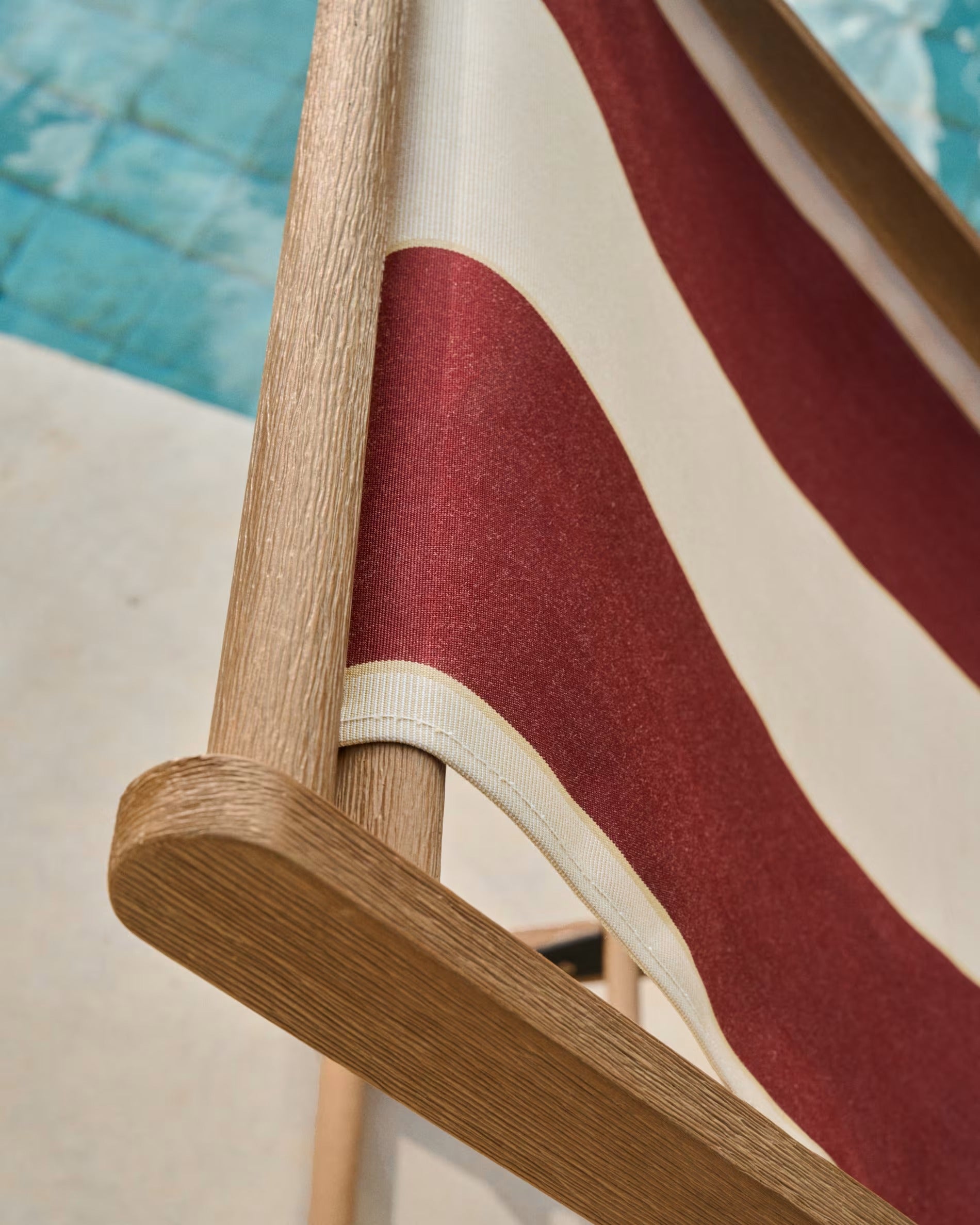 Vilara burgundy-beige deckchair with an acacia base