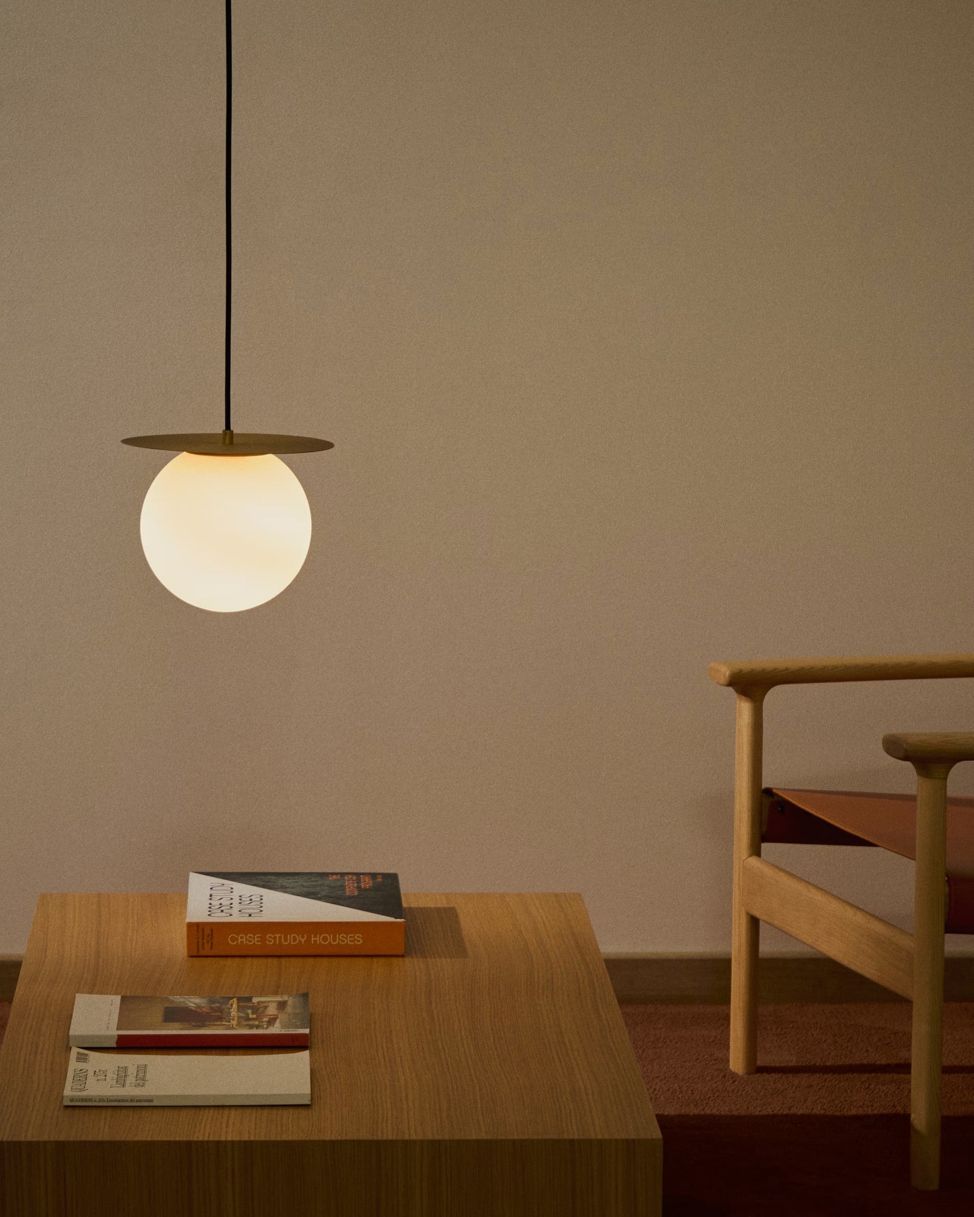 Lampa wisząca z tarczą BRISIA szczotkowany mosiądz