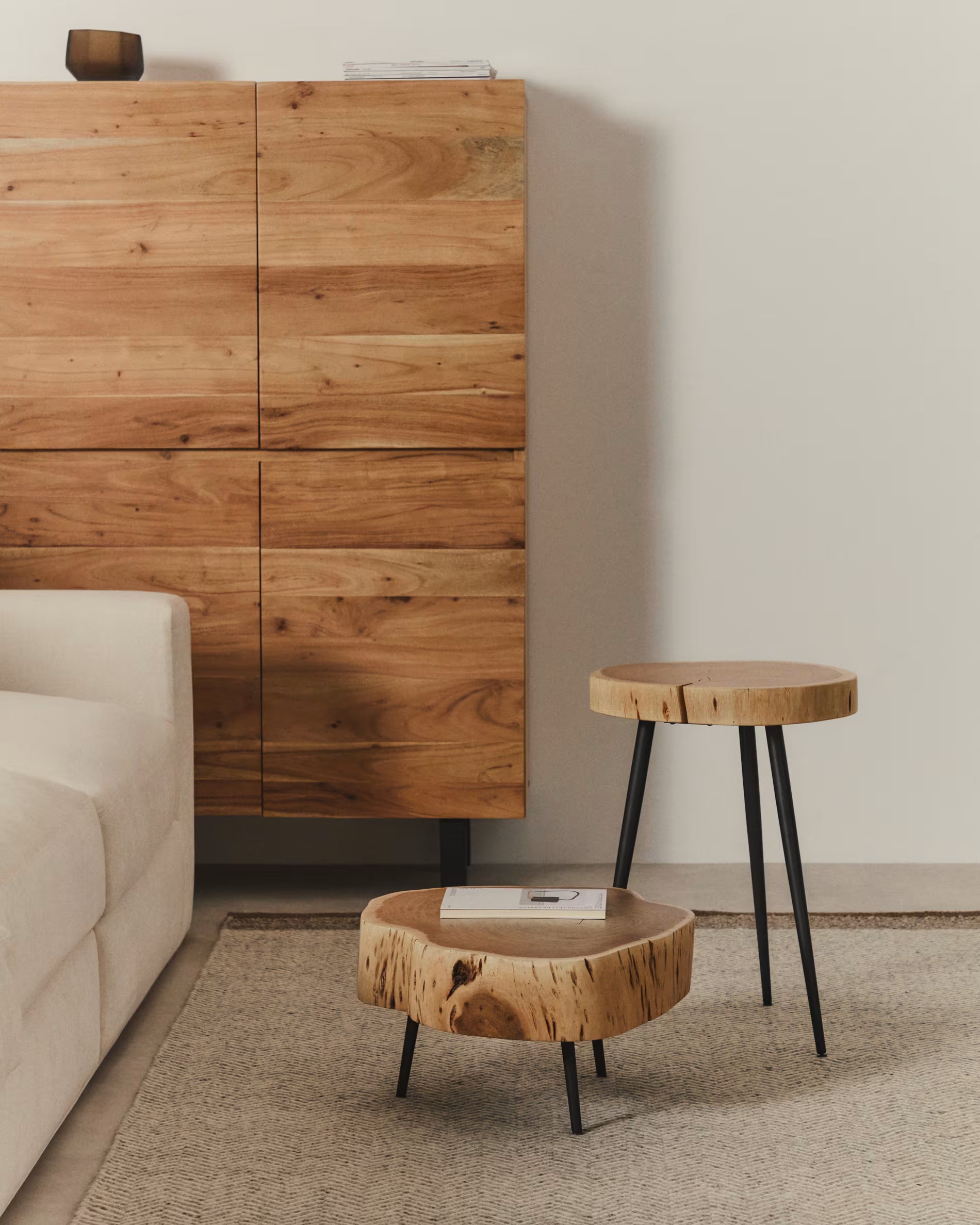 Boční stolek TANIVE z masivního akáciového dřeva s černým podstavcem