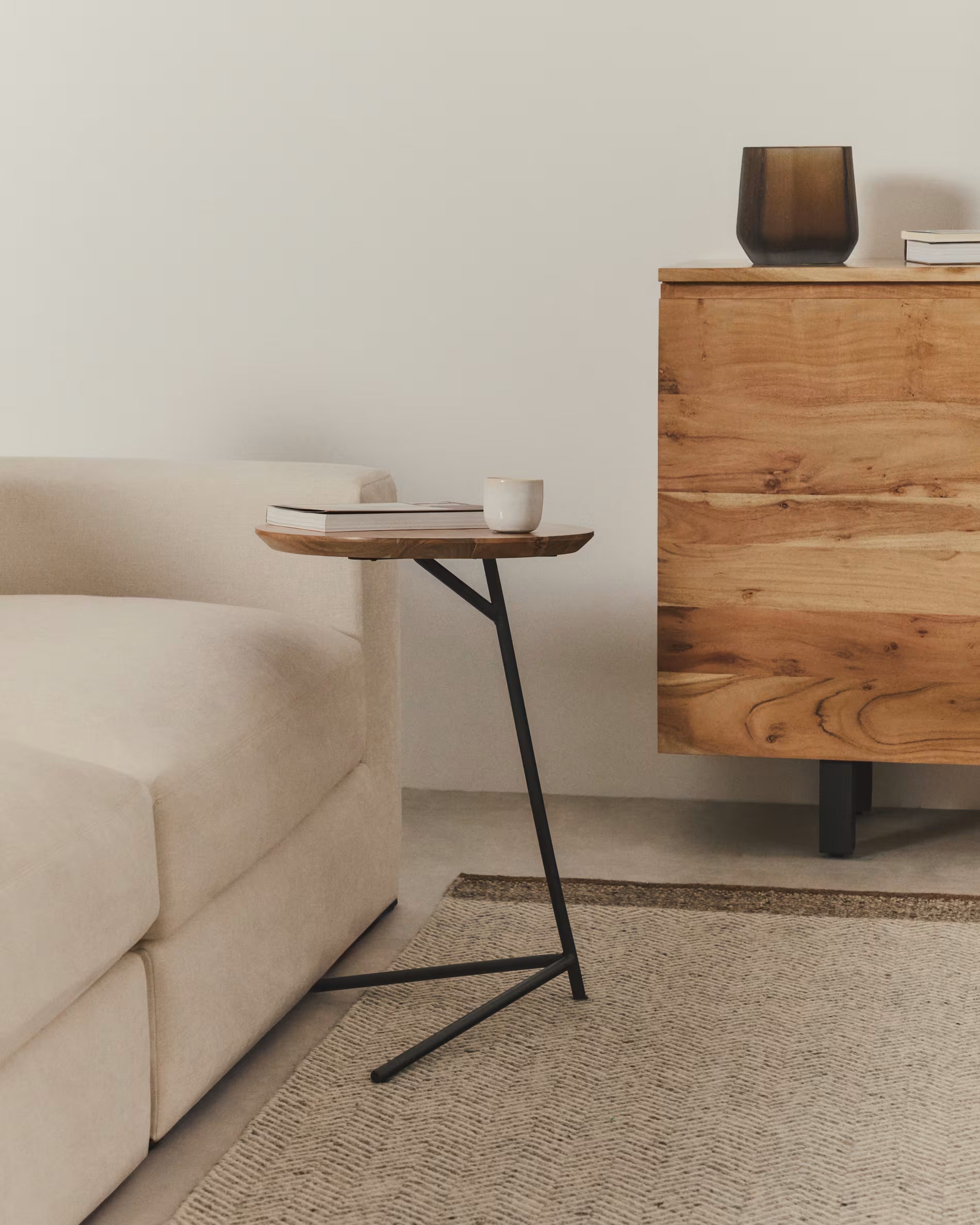 VINTARA set of tables made of acacia wood with a black base