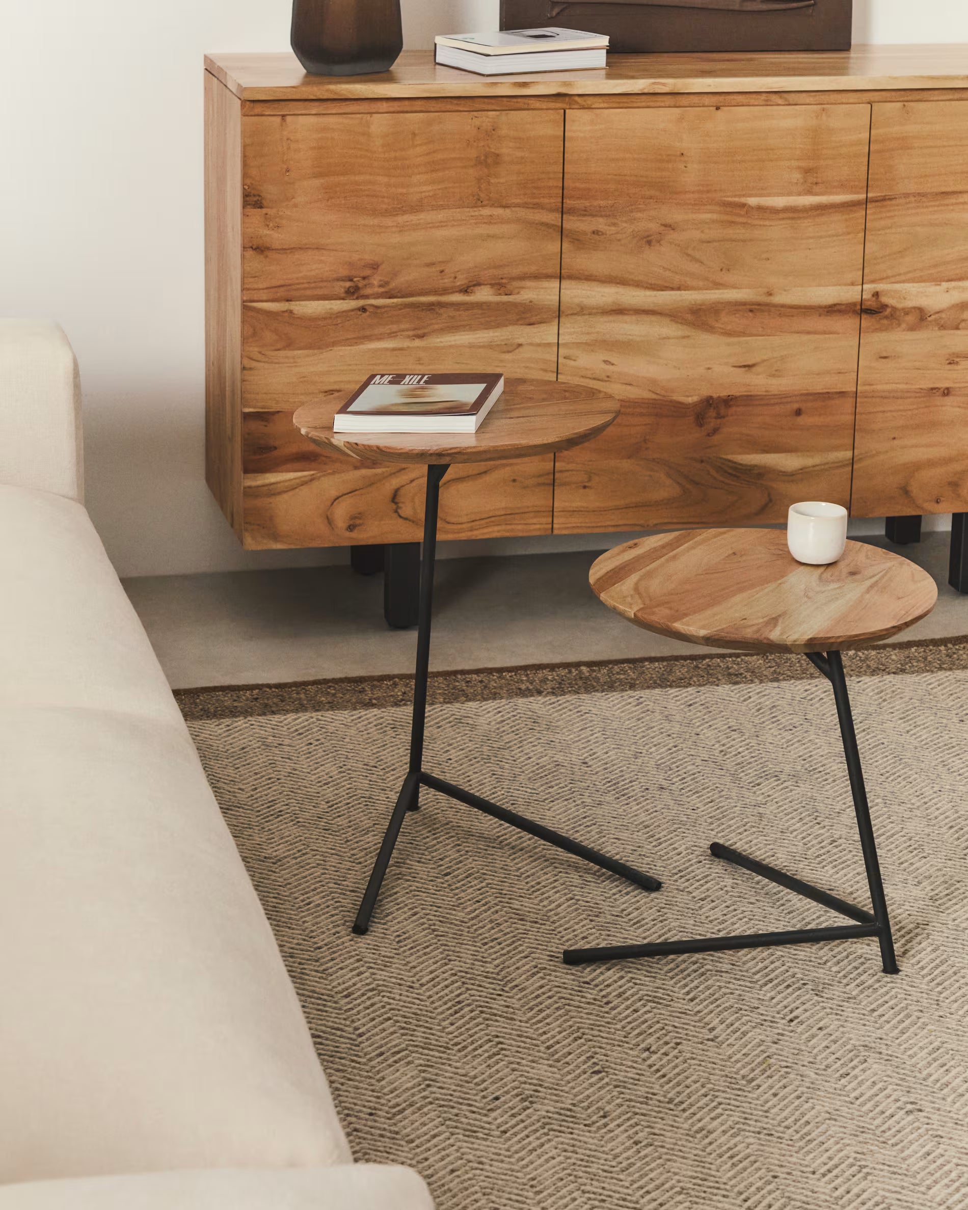 VINTARA set of tables made of acacia wood with a black base