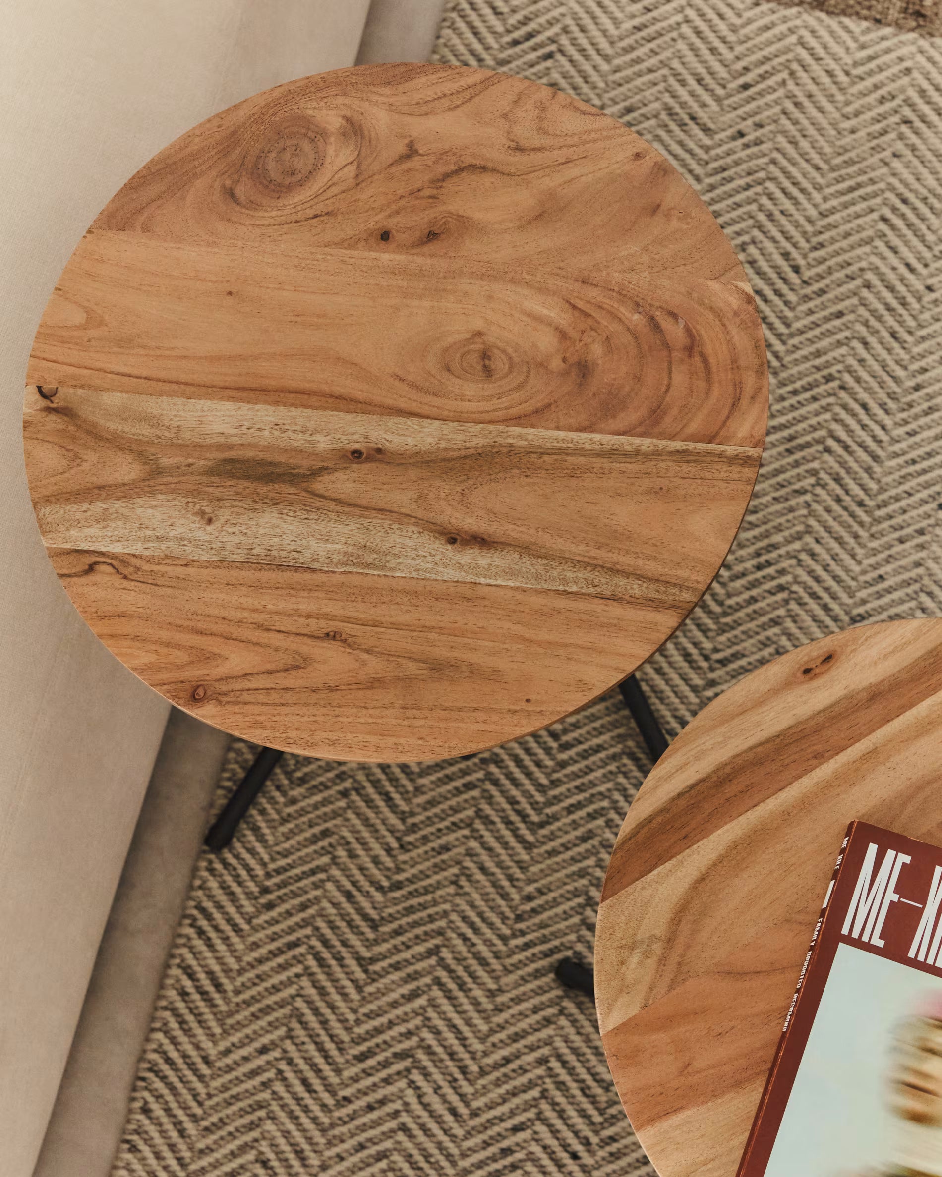 VINTARA set of tables made of acacia wood with a black base