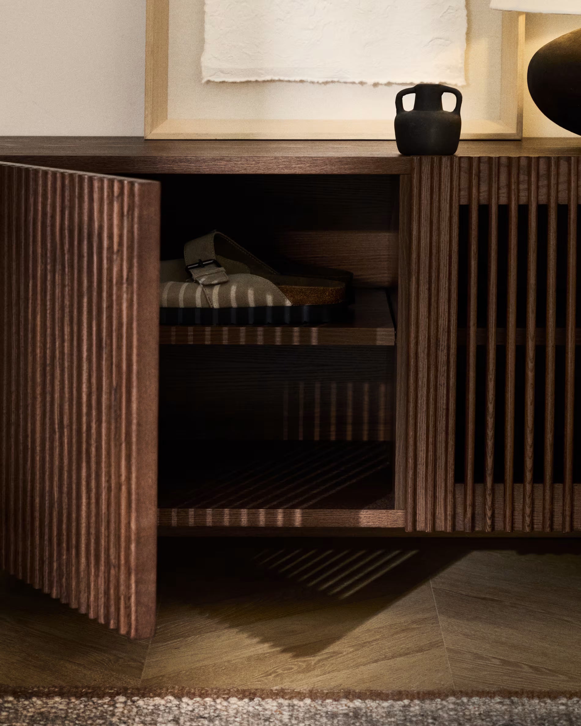 Skříňka na boty BEYLA tmavě hnědé jasanové dřevo