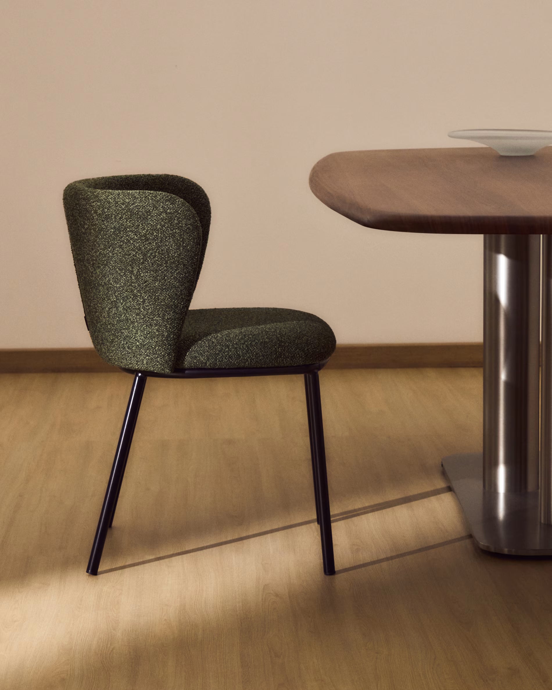 Židle CISELIA tmavě zelený šenil s černým podstavcem