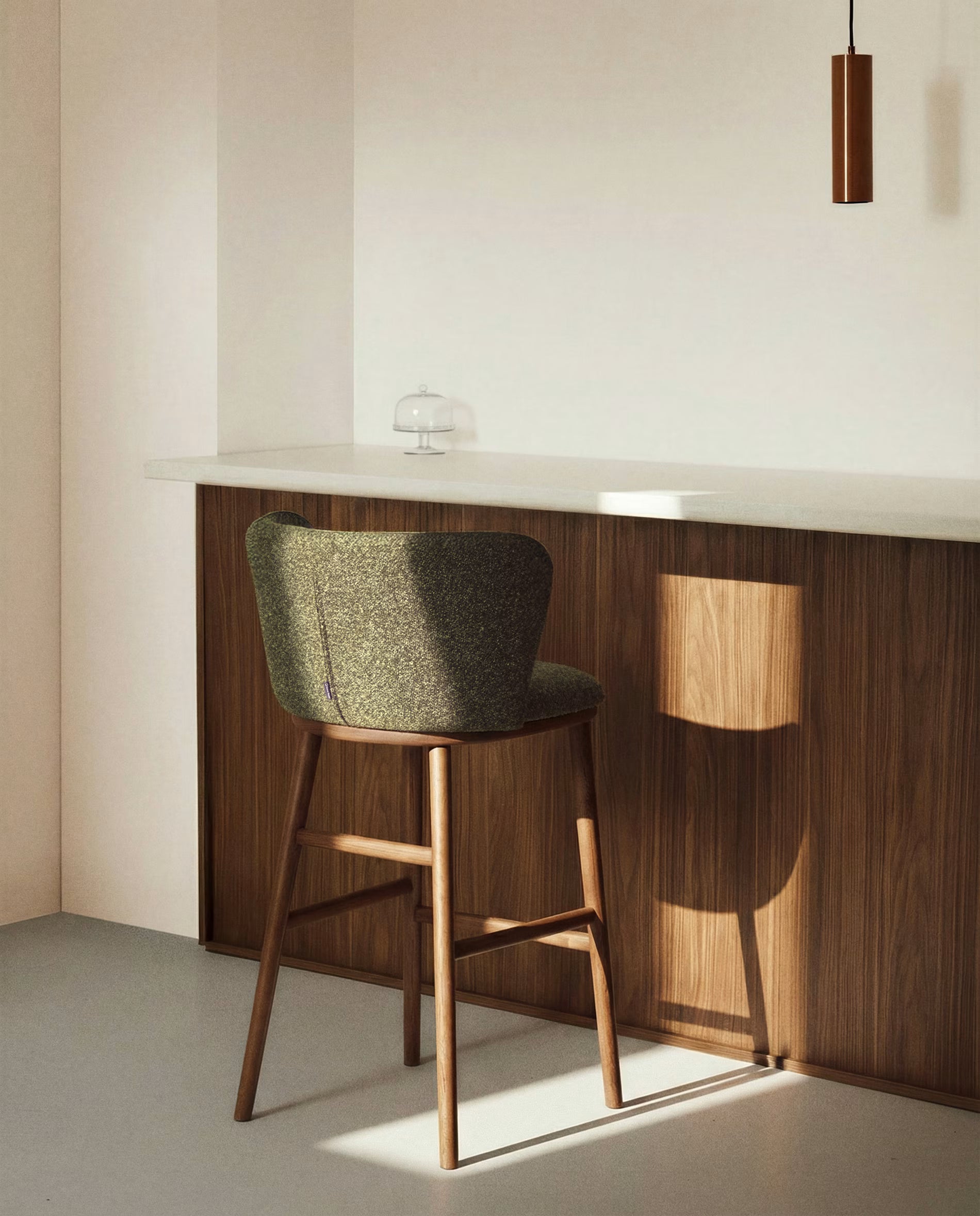 Barová židle CISELIA tmavě zelený šenil s tmavě jasanovou základnou