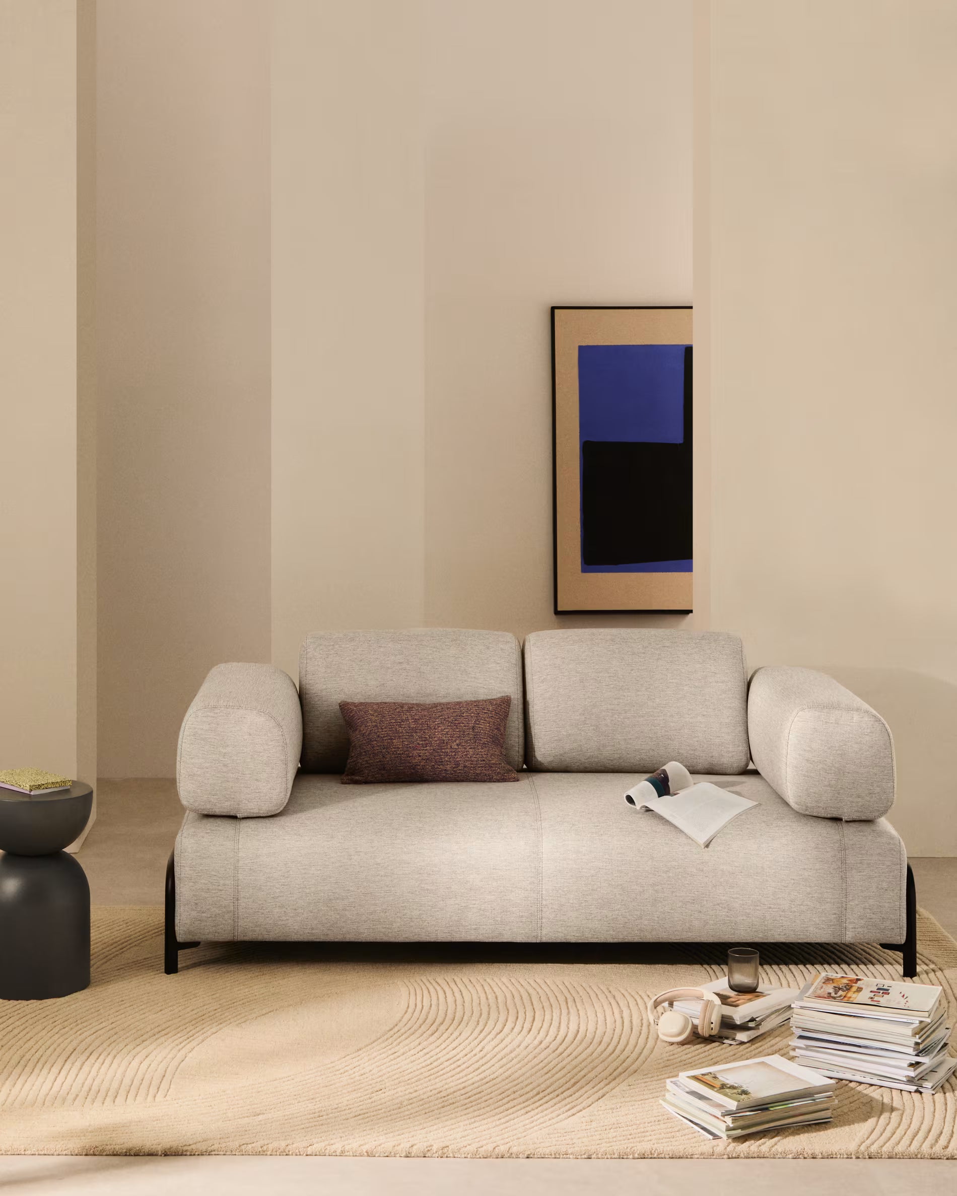 Sofa pro 2 osoby s opěrkami COMPO šedobéžová s černým podstavcem