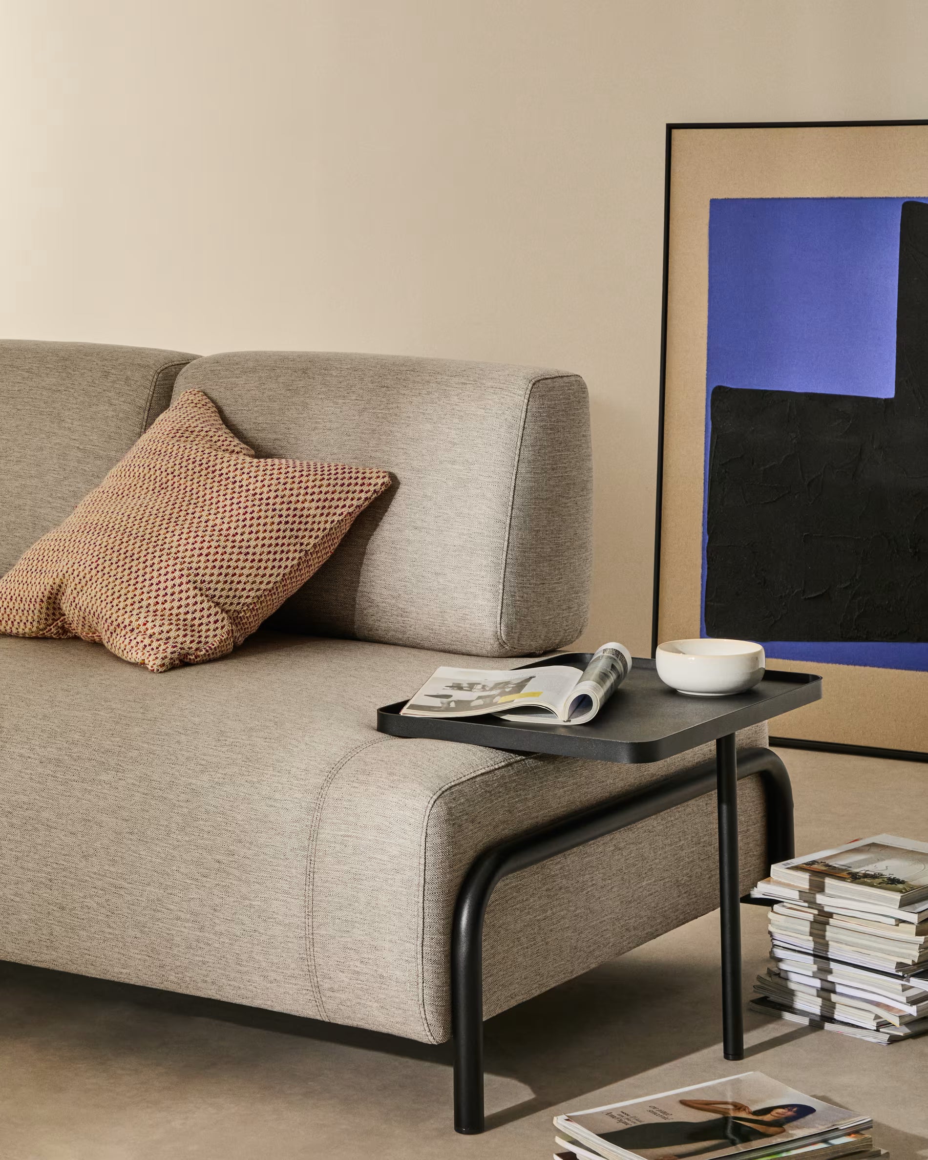 Sofa pro 2 osoby levostranná s policí COMPO šedobéžová s černým podstavcem