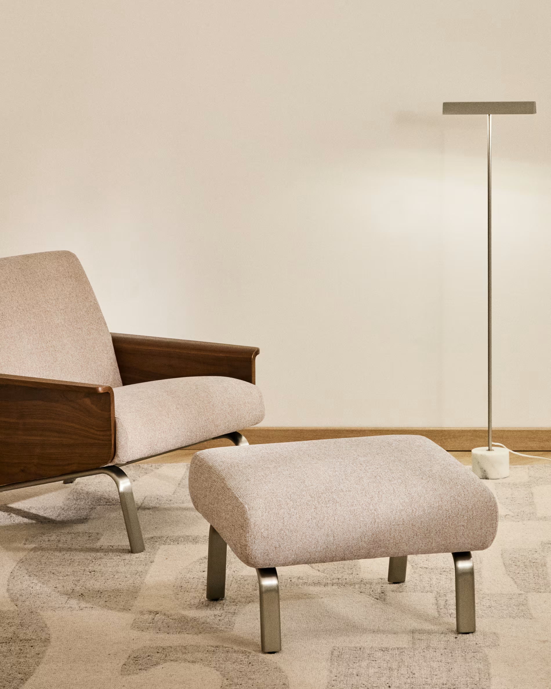 Podnóżek AMSEN jasnobrązowy ze stalową podstawą