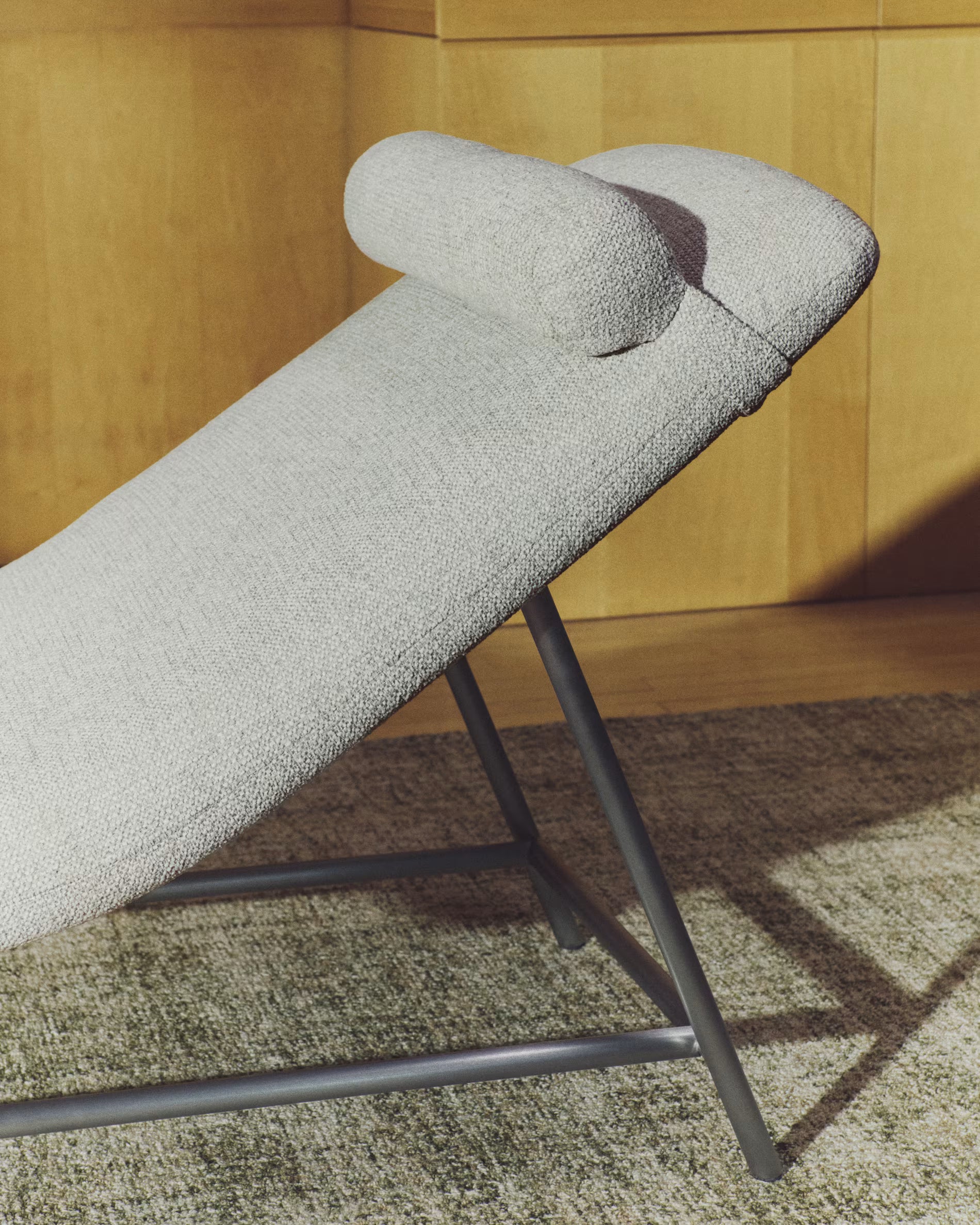 Szezlong OSLA béžový se stříbrným podstavcem