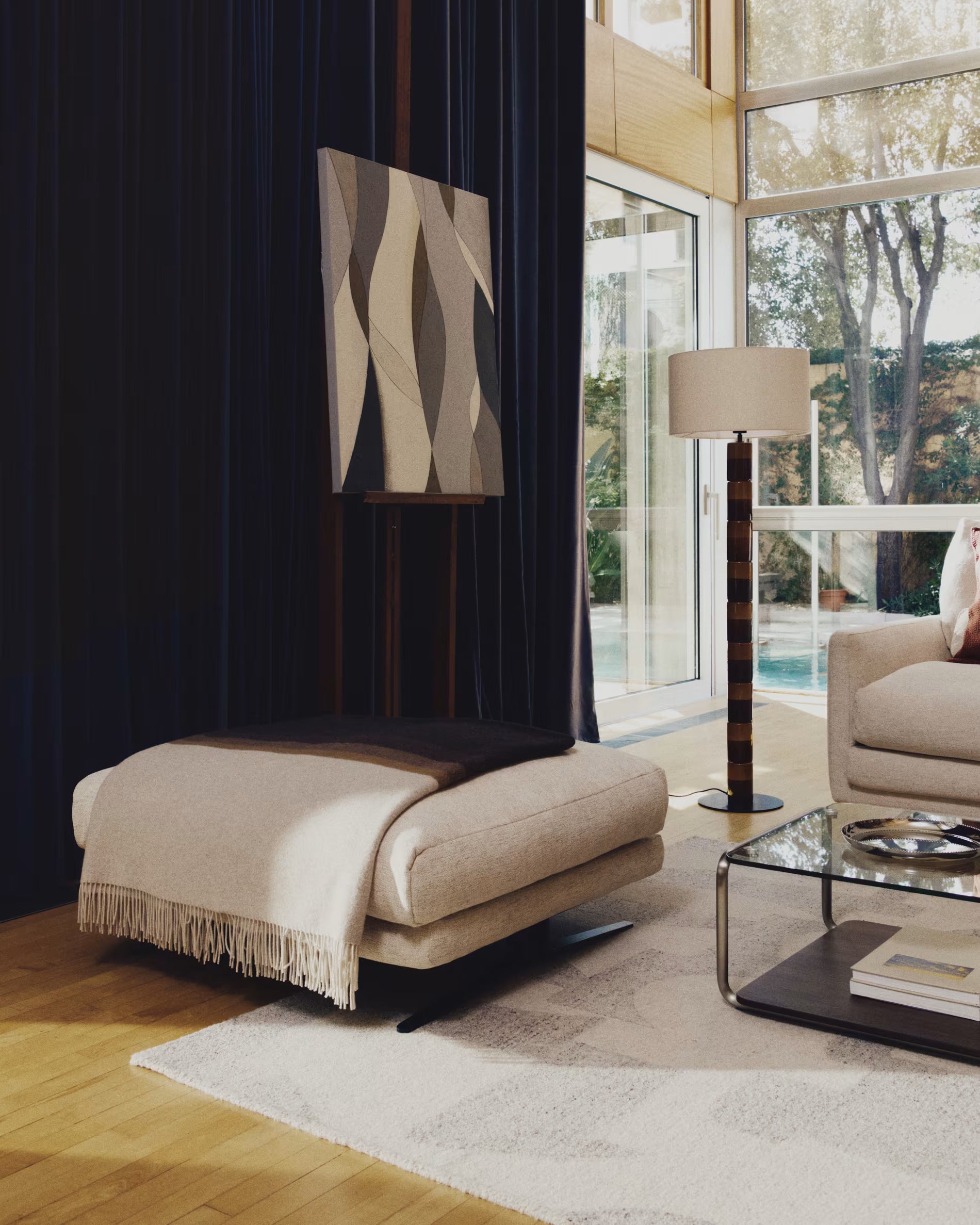 Podnóżek VELIRO beżowy z czarną podstawą