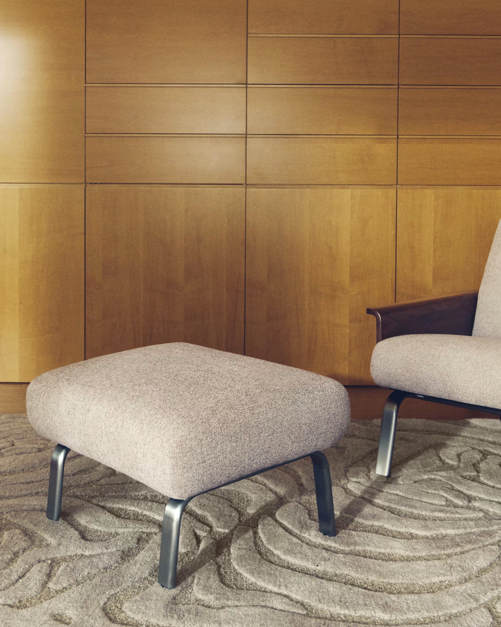 Podnóżek AMSEN jasnobrązowy ze stalową podstawą