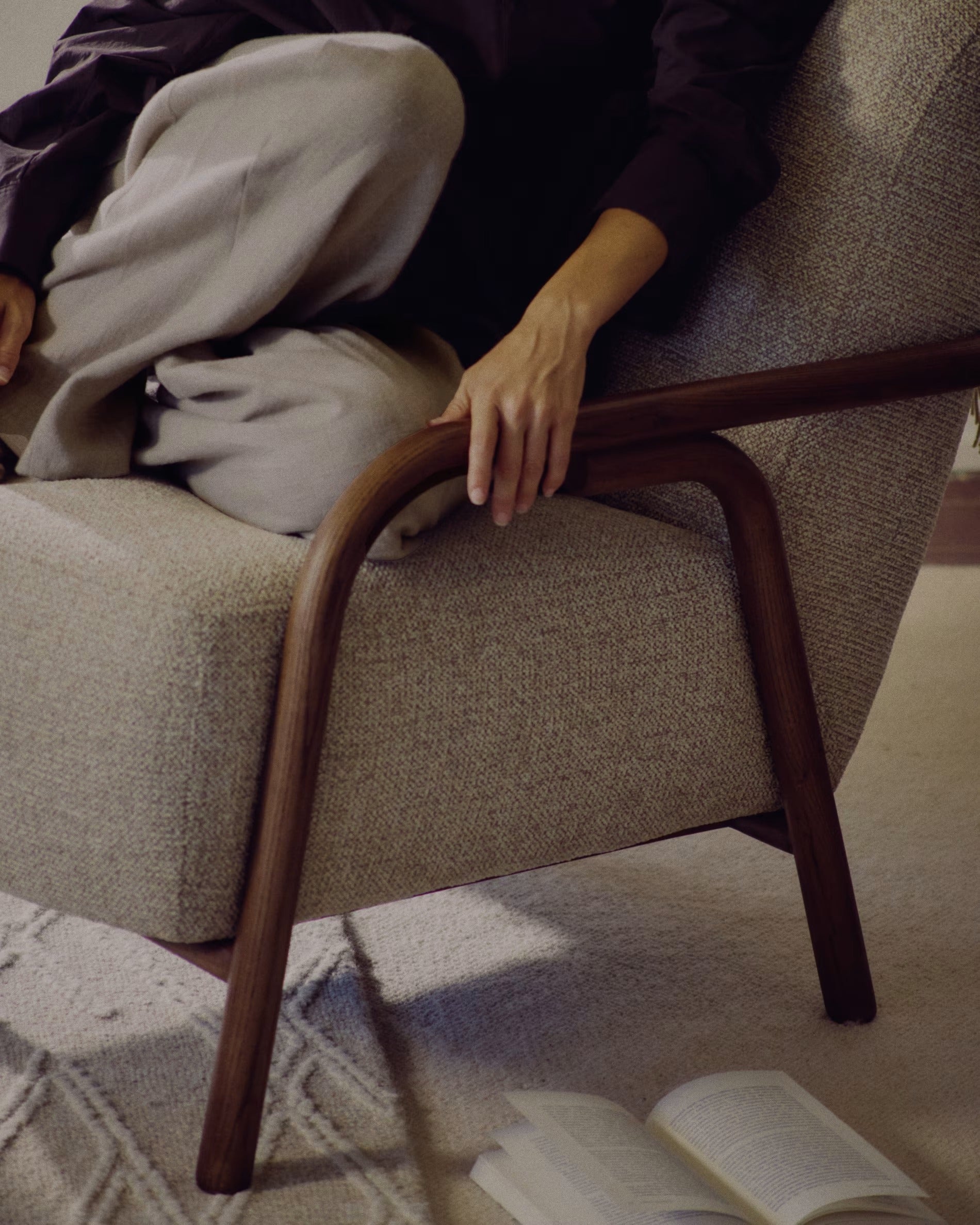 Fotel SYLO beżowy z ciemną jesionową podstawą