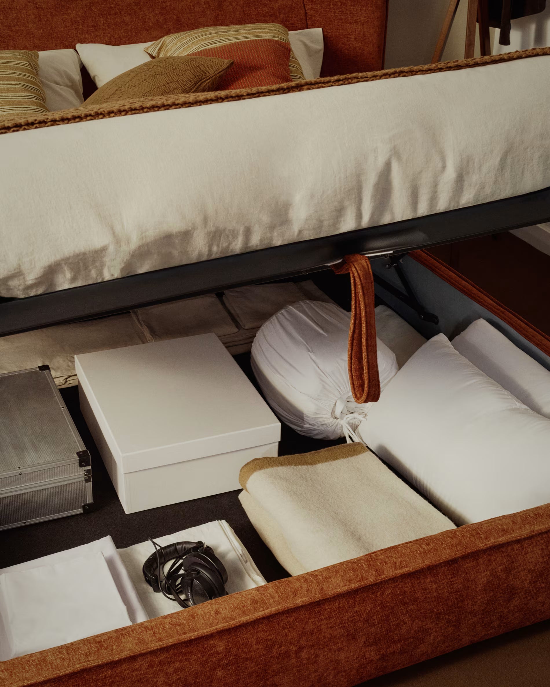 ARVIAN bed with storage for bedding, brick chenille