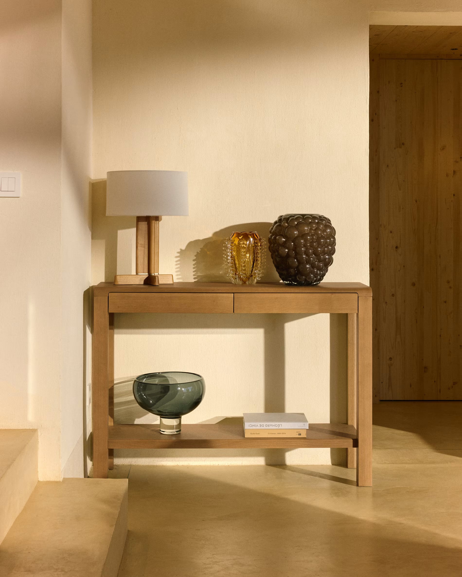 Stolní lampa NIANI šedá s dřevěným podstavcem
