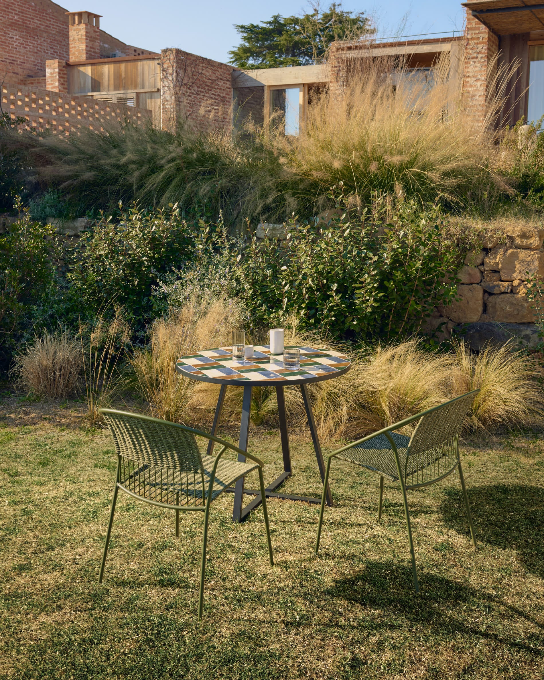 Vícebarevný zahradní stůl TELLA s grafitovým podstavcem