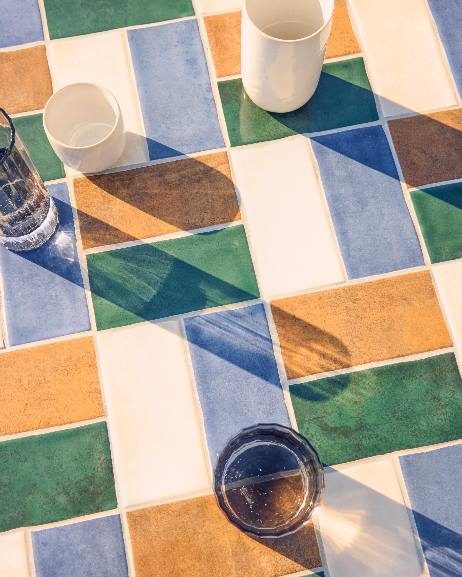 Vícebarevný zahradní stůl TELLA s grafitovým podstavcem