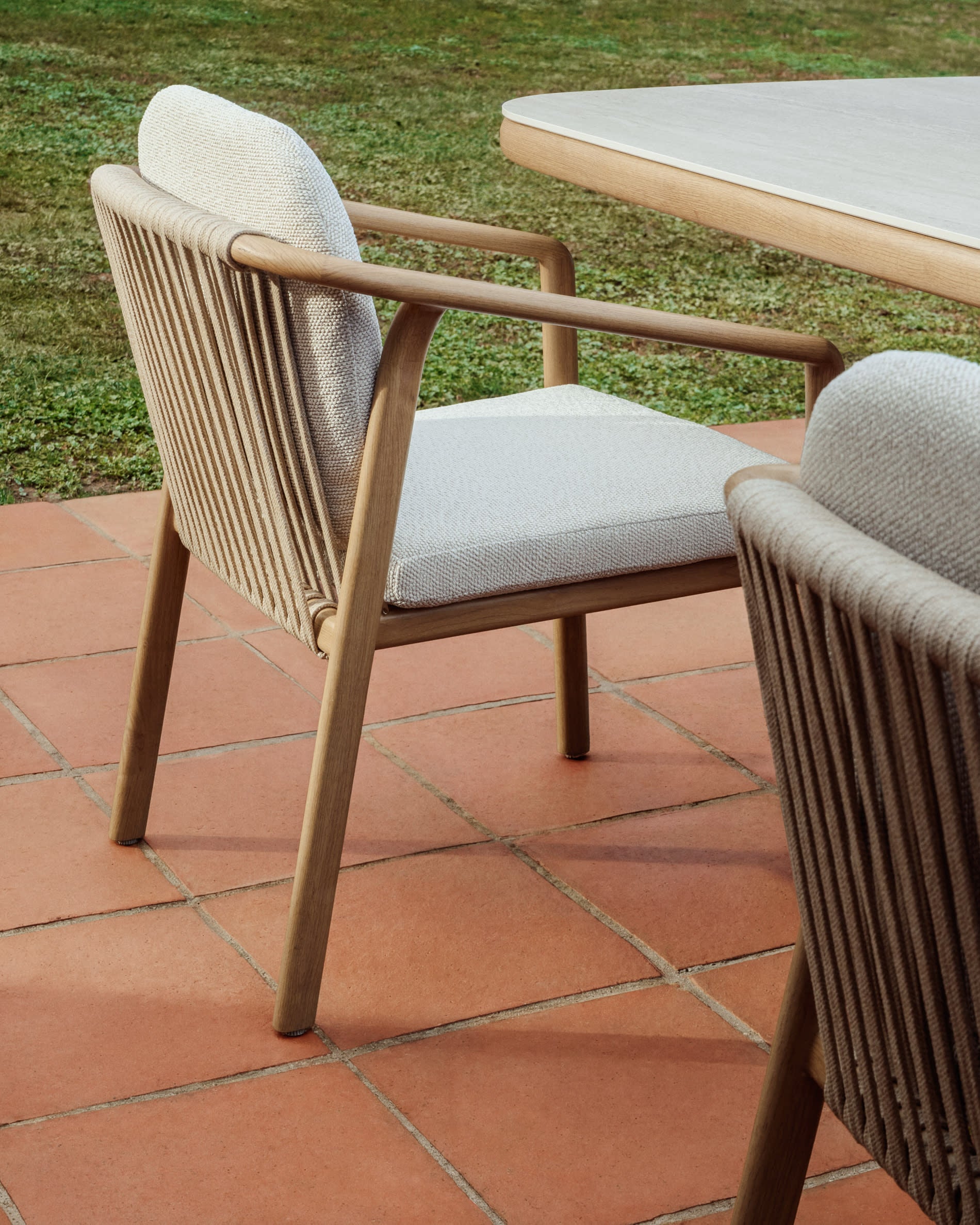 SIRTE ecru garden chair with a wood-like finish