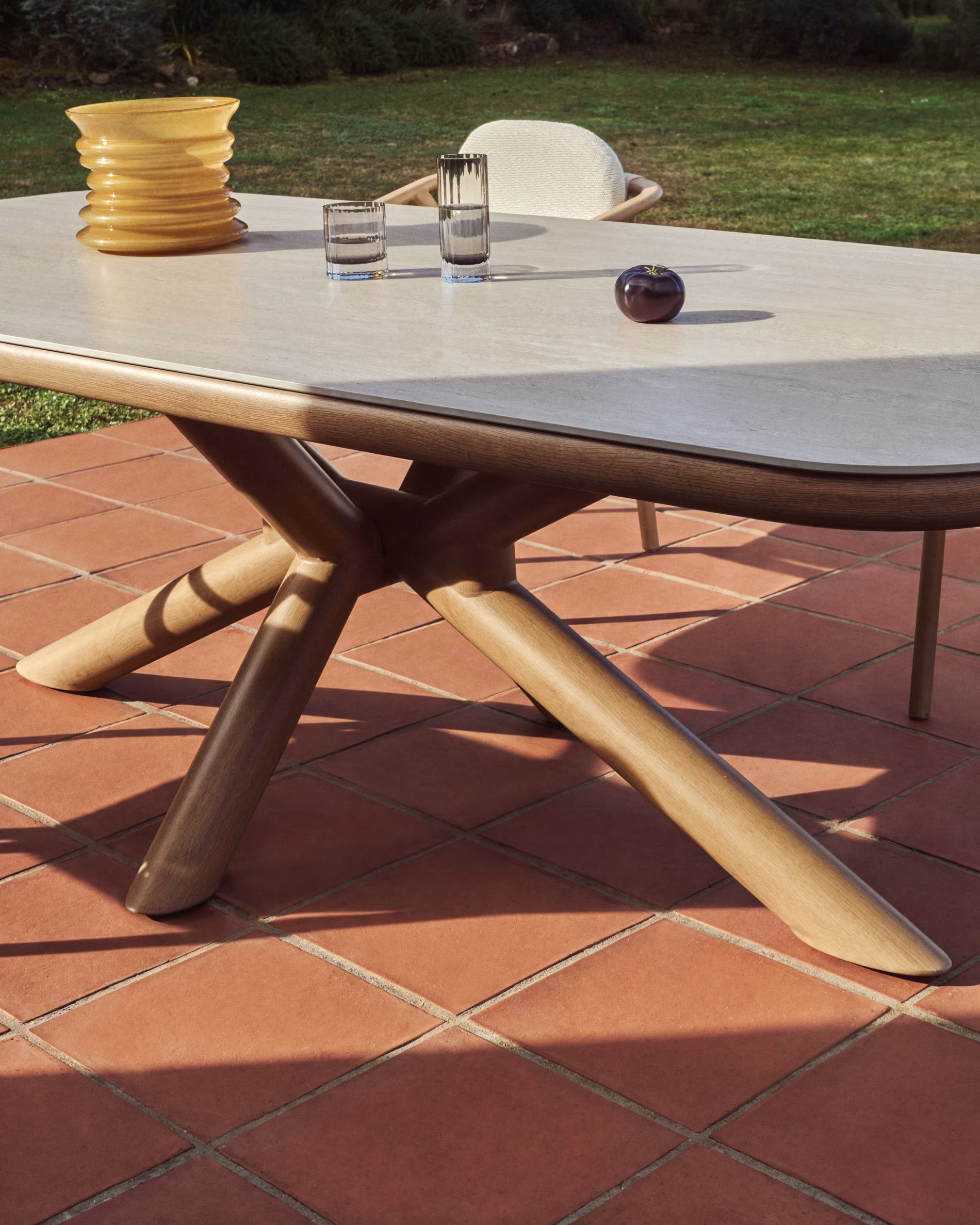 MIRTIA Ecru Garden Set with Aluminum Base Featuring Wood Effect