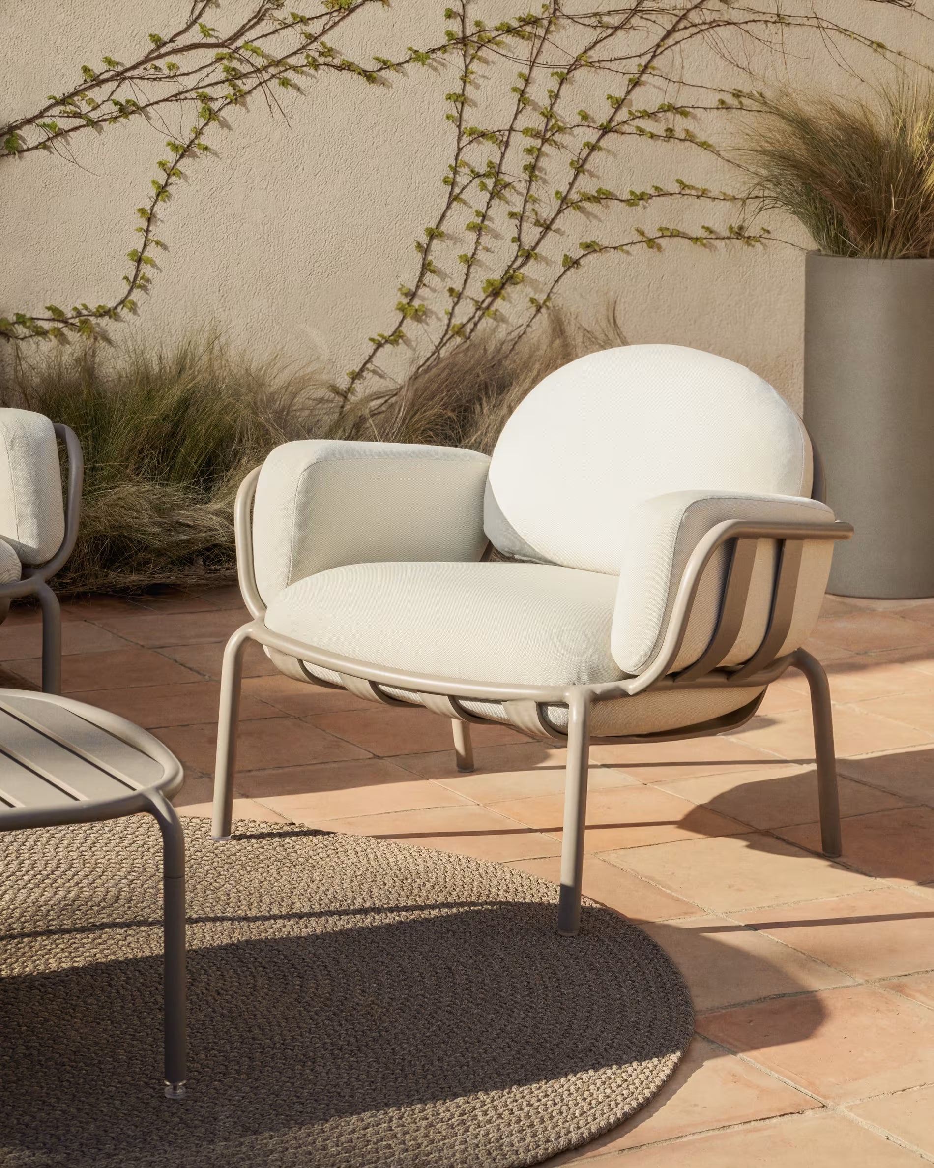 Kulatý venkovní koberec DESPAS béžový