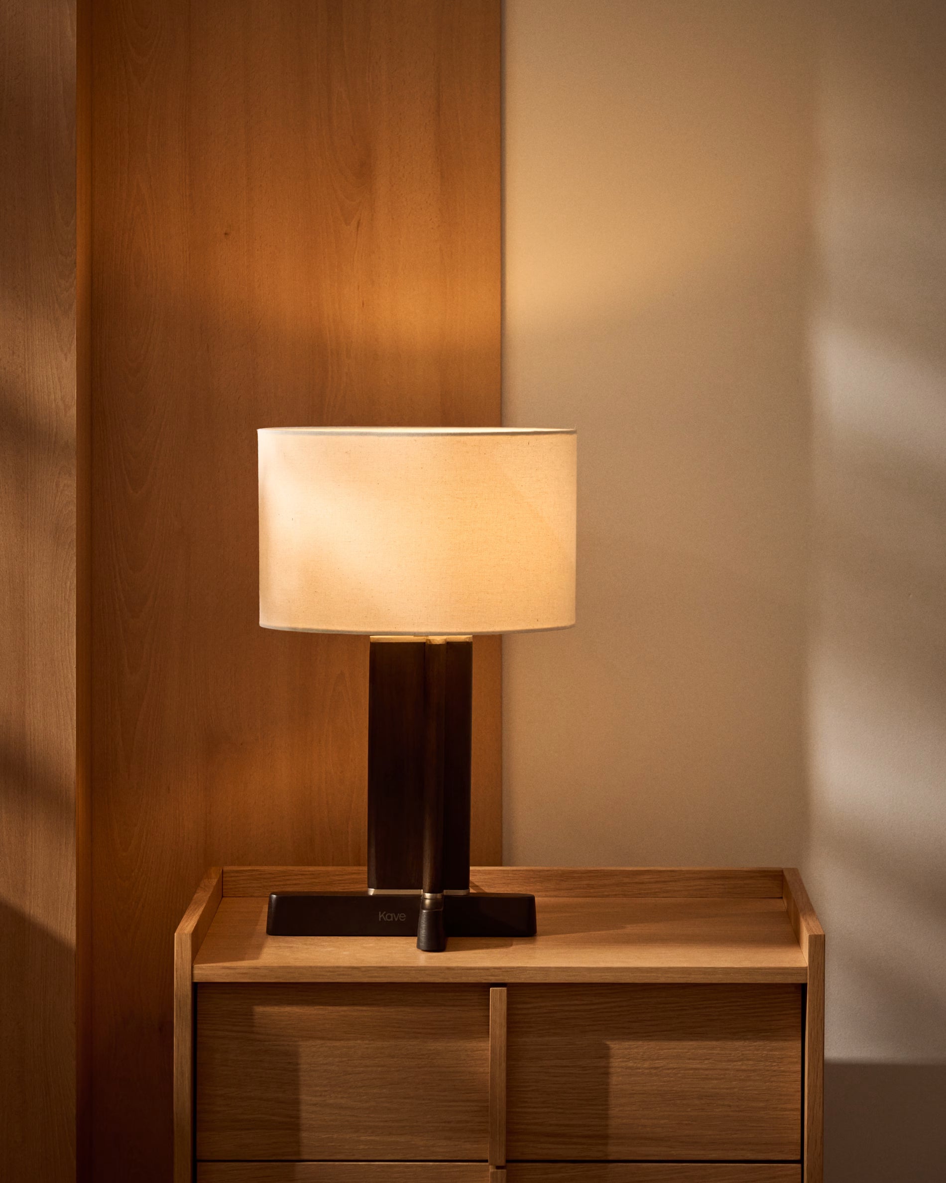 Stolní lampa NIANI šedá s tmavým dřevěným podstavcem