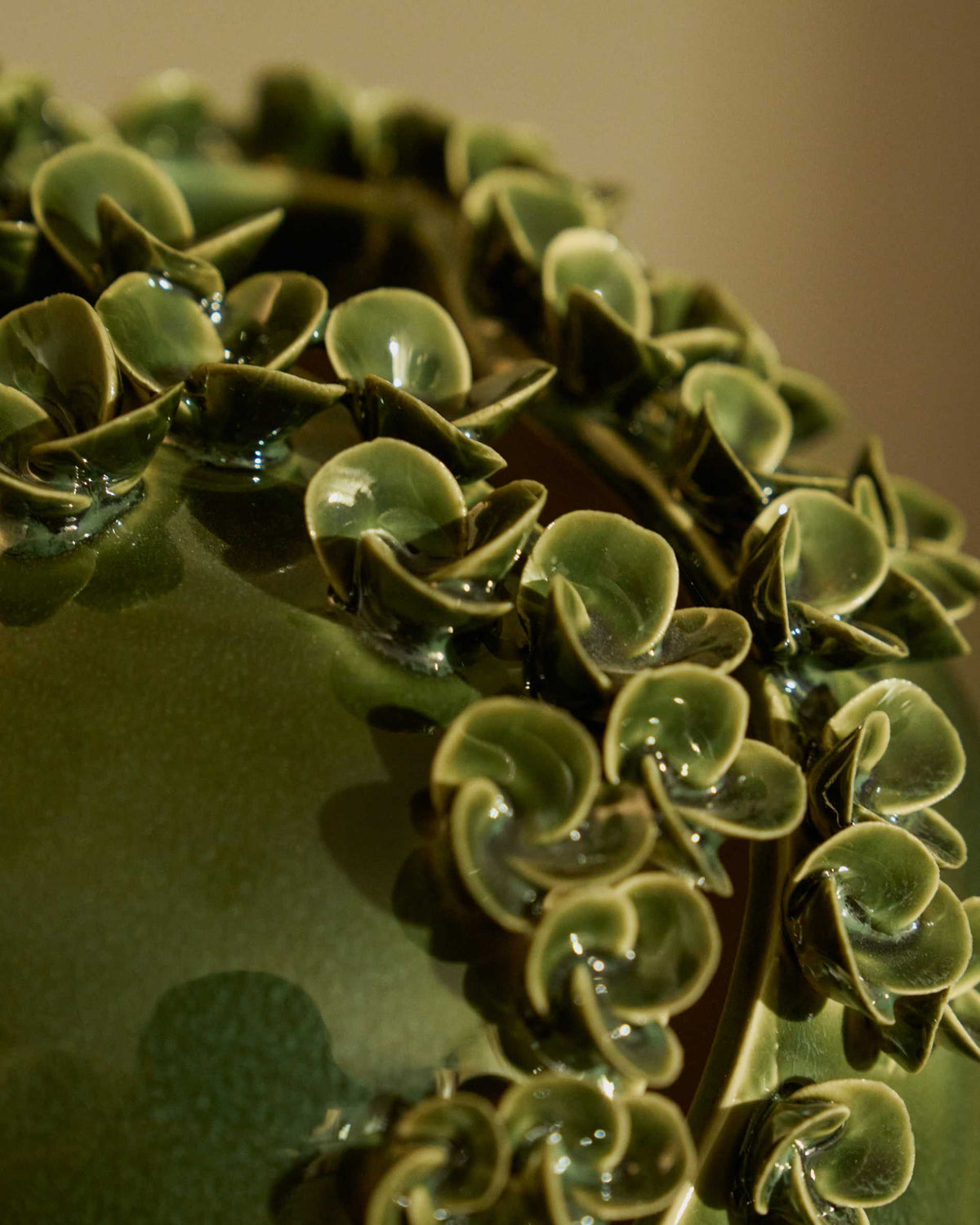 Wazon EDERIA oliwkowy ceramiczny – ujęcie 4