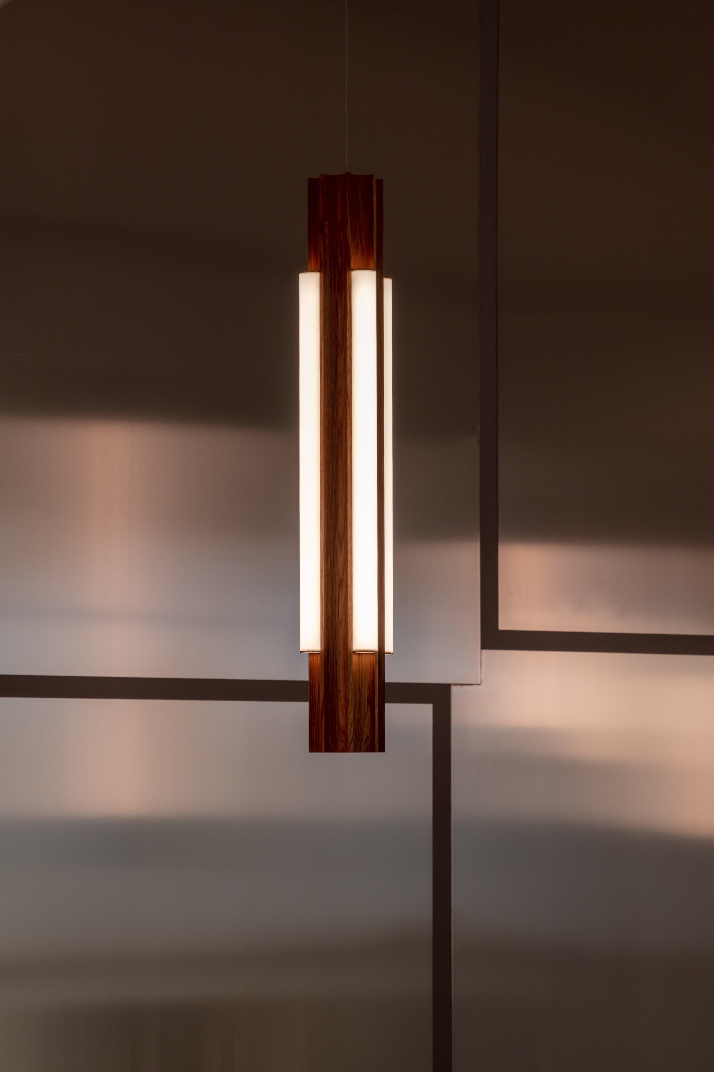Lustrná lampa ALTAR z dubového dřeva s mosazným povrchem