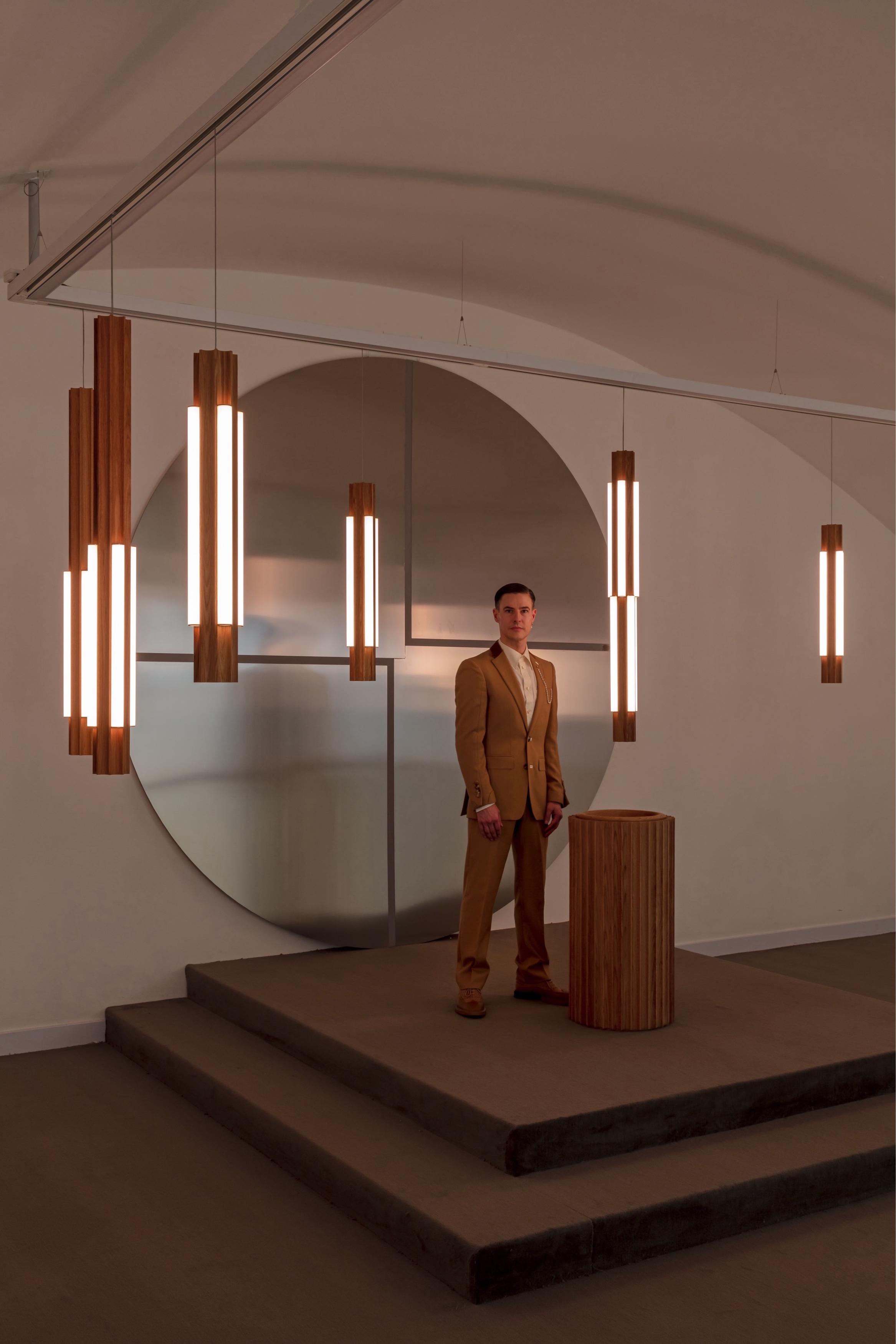 Lustrná lampa ALTAR z dubového dřeva s mosazným povrchem