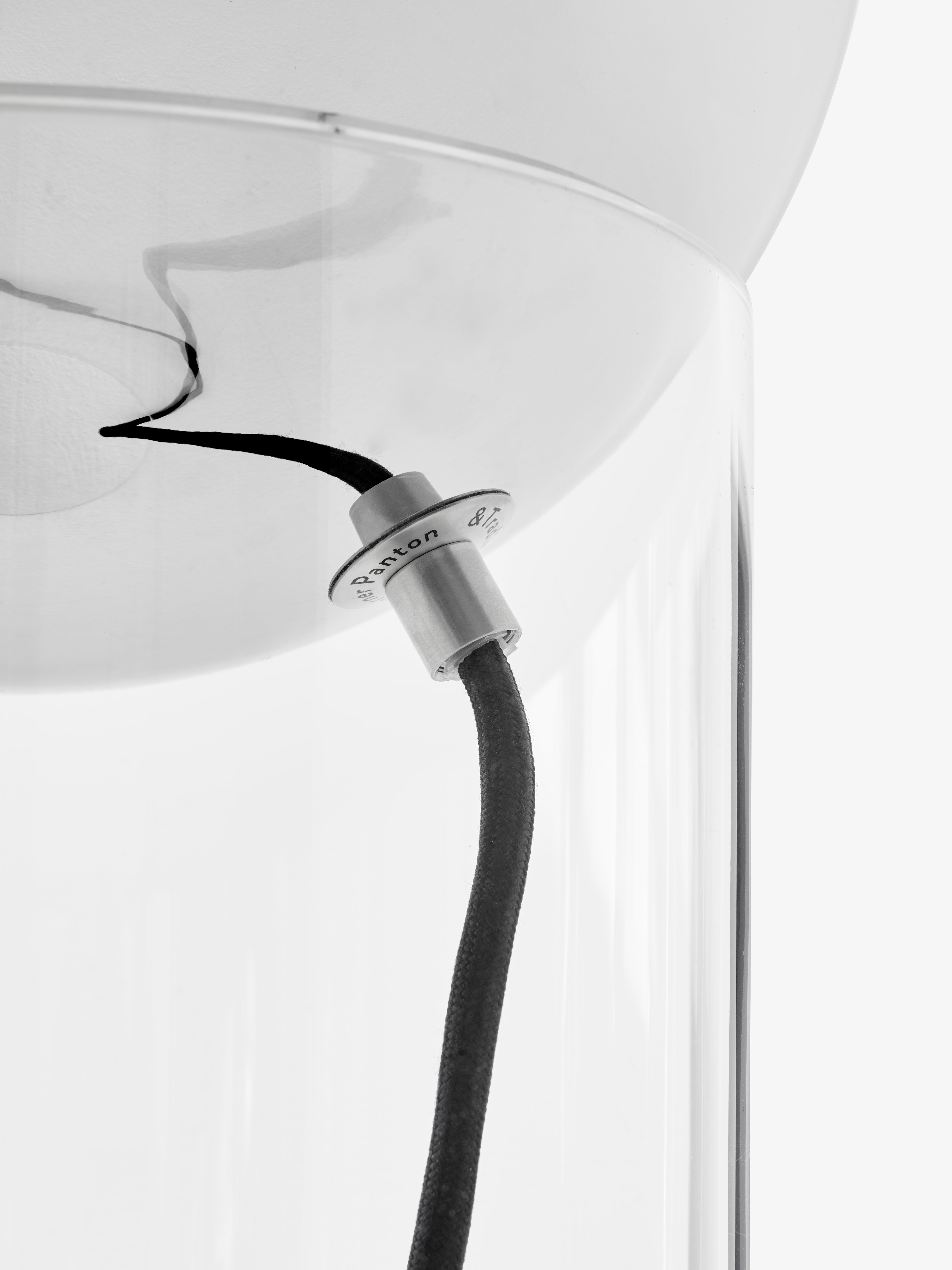 Stolní lampa TOPAN VP13 s chromovaným stínidlem a transparentním podstavcem.