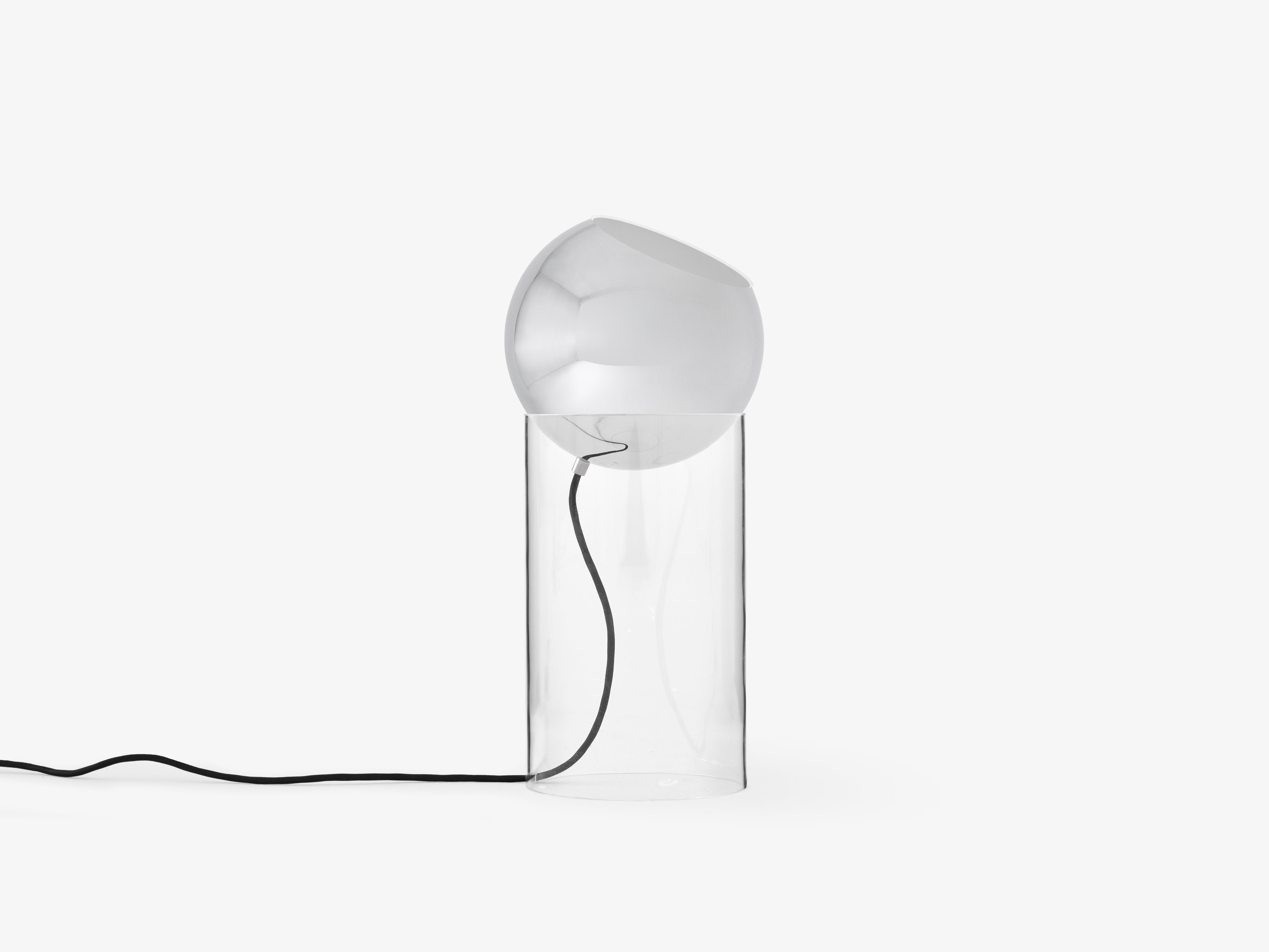 Stolní lampa TOPAN s chromovaným stínidlem a transparentním podstavcem.