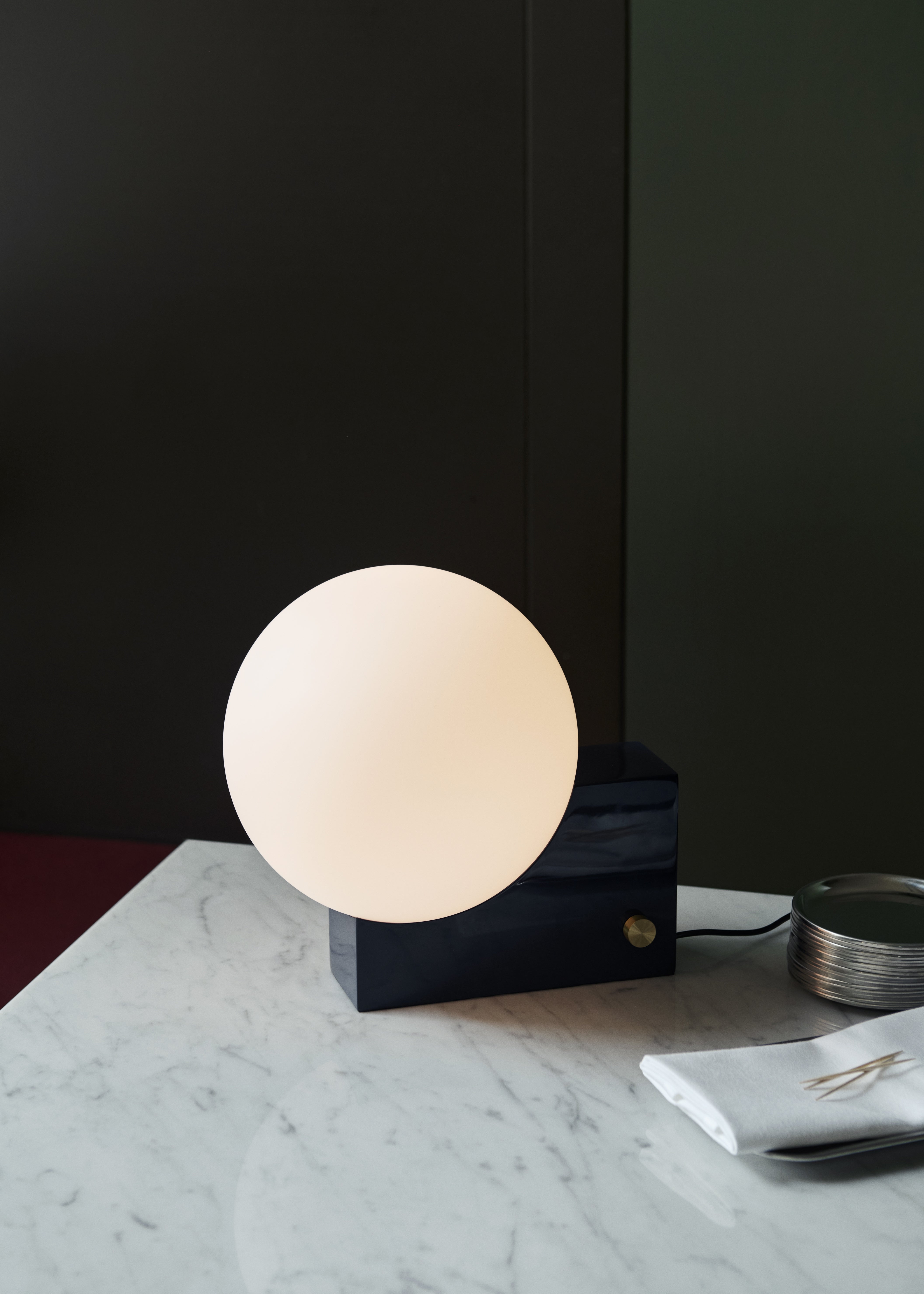 Stolní lampa JOURNEY SH1 s mléčným stínidlem a černým podstavcem.