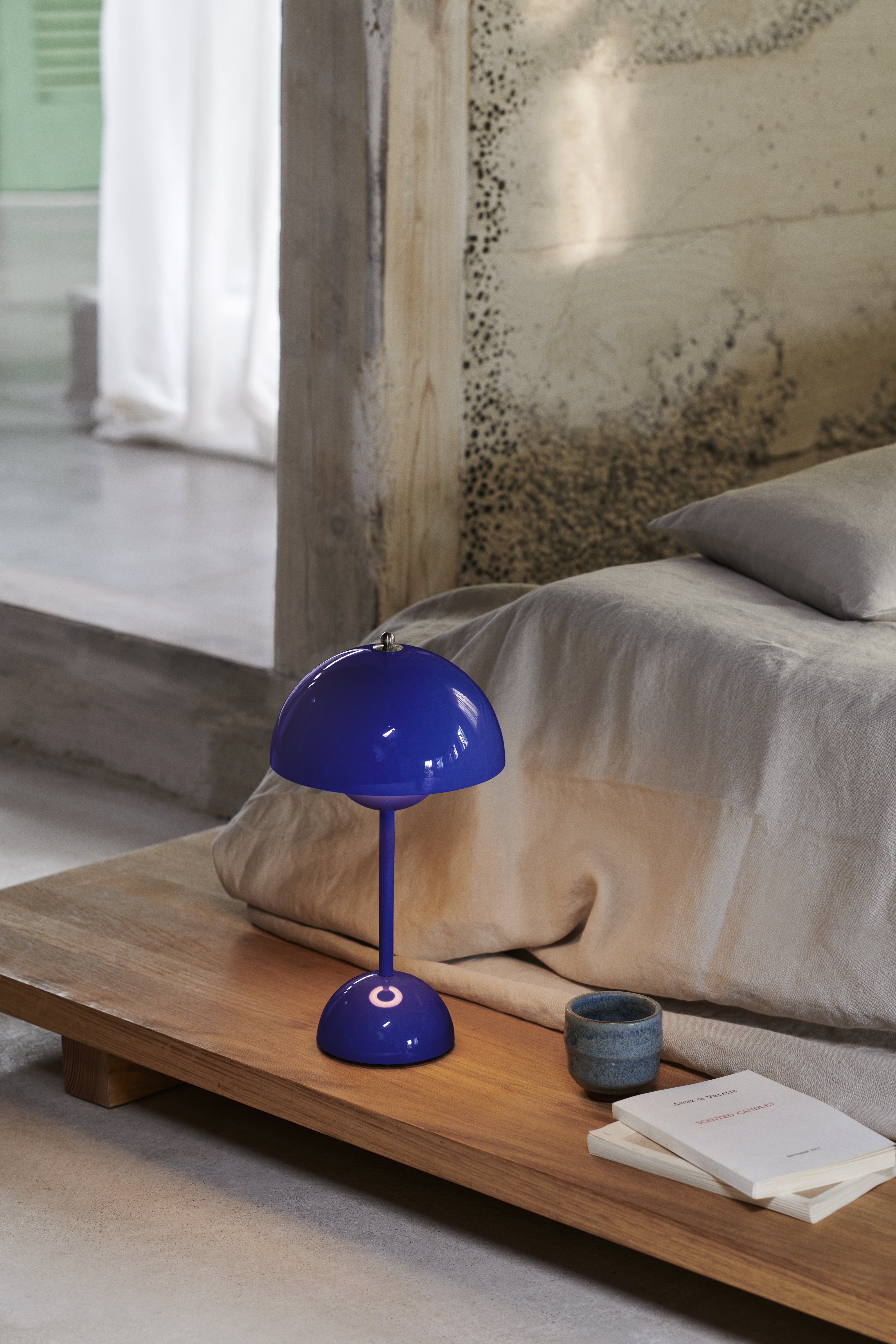 Přenosná lampa FLOWERPOT VP9 v kobaltové barvě