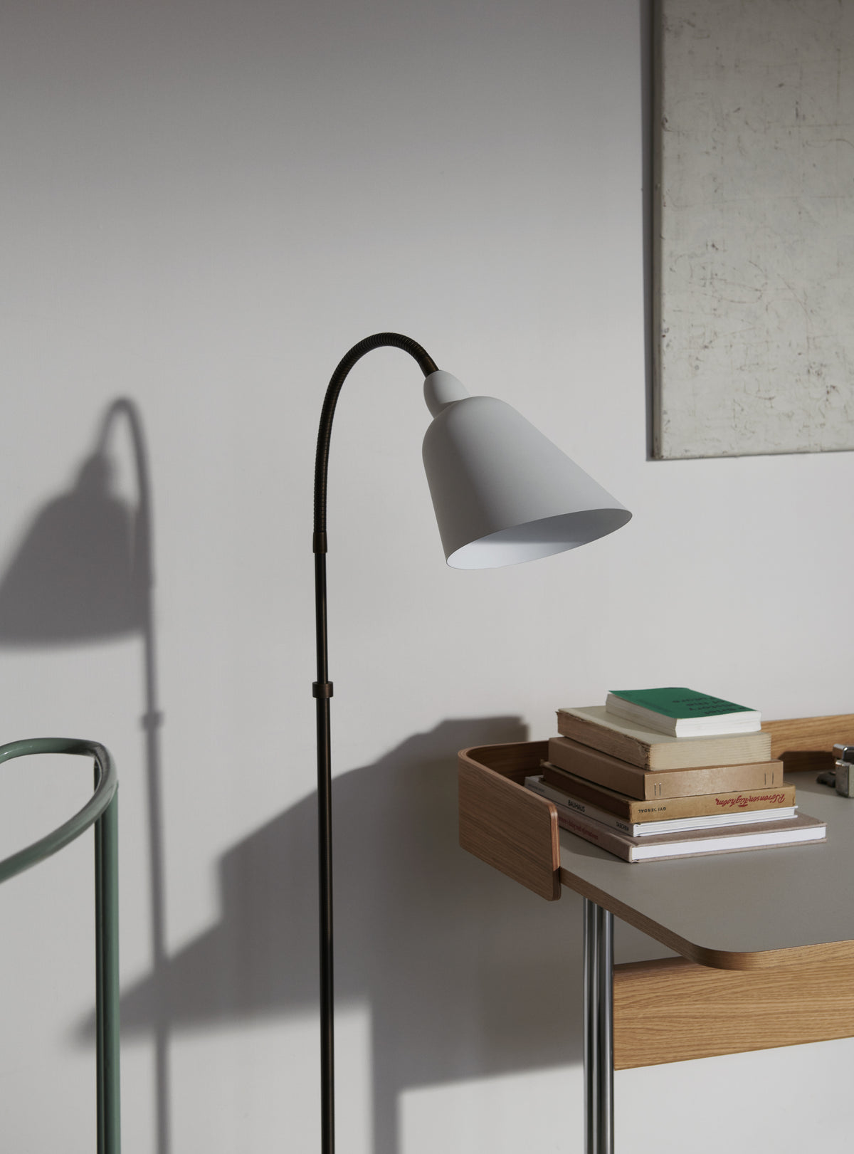 Stolní lampa BELLEVUE AJ7 bílá s hnědou mosaznou základnou
