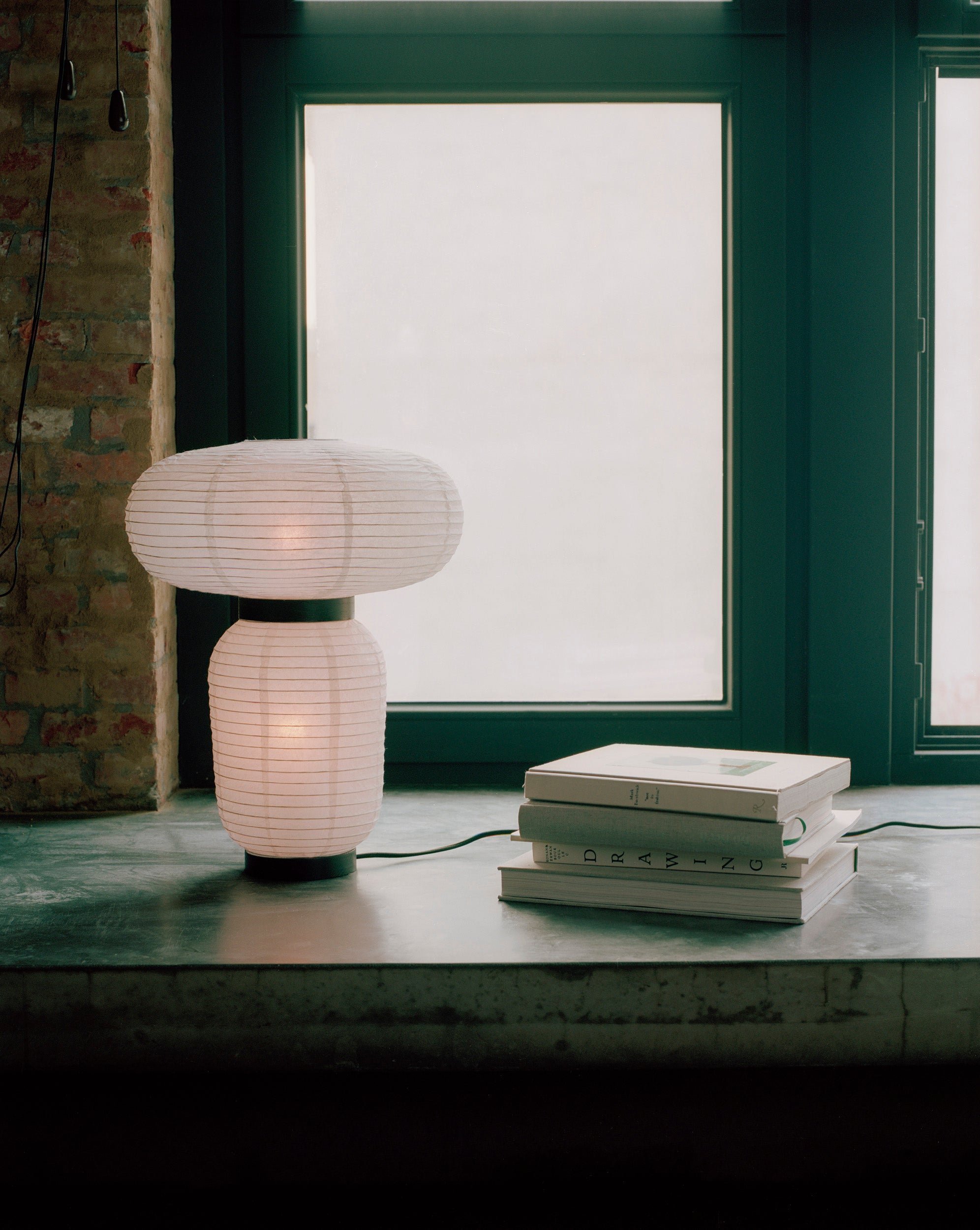 Stolní lampa FORMAKAMI JH18 s bílým papírovým stínidlem a černým dubovým povrchem