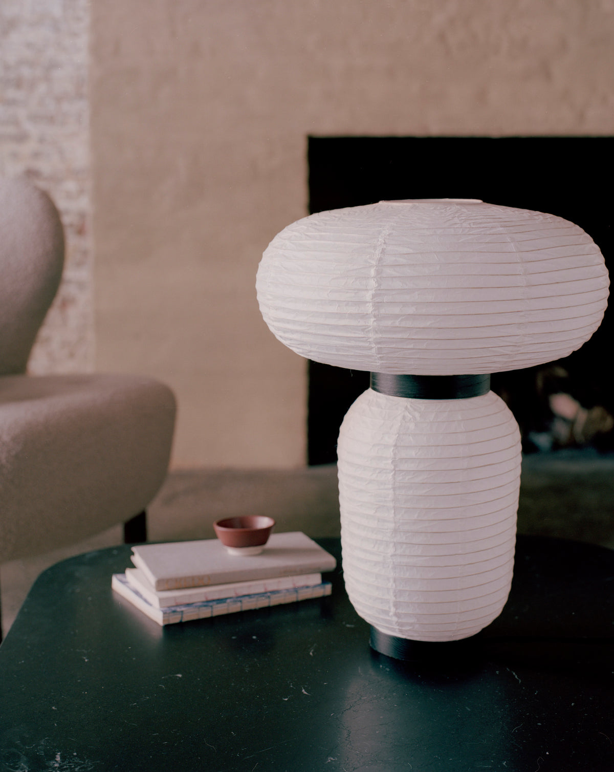 Stolní lampa FORMAKAMI JH18 s bílým papírovým stínidlem a černým dubovým povrchem