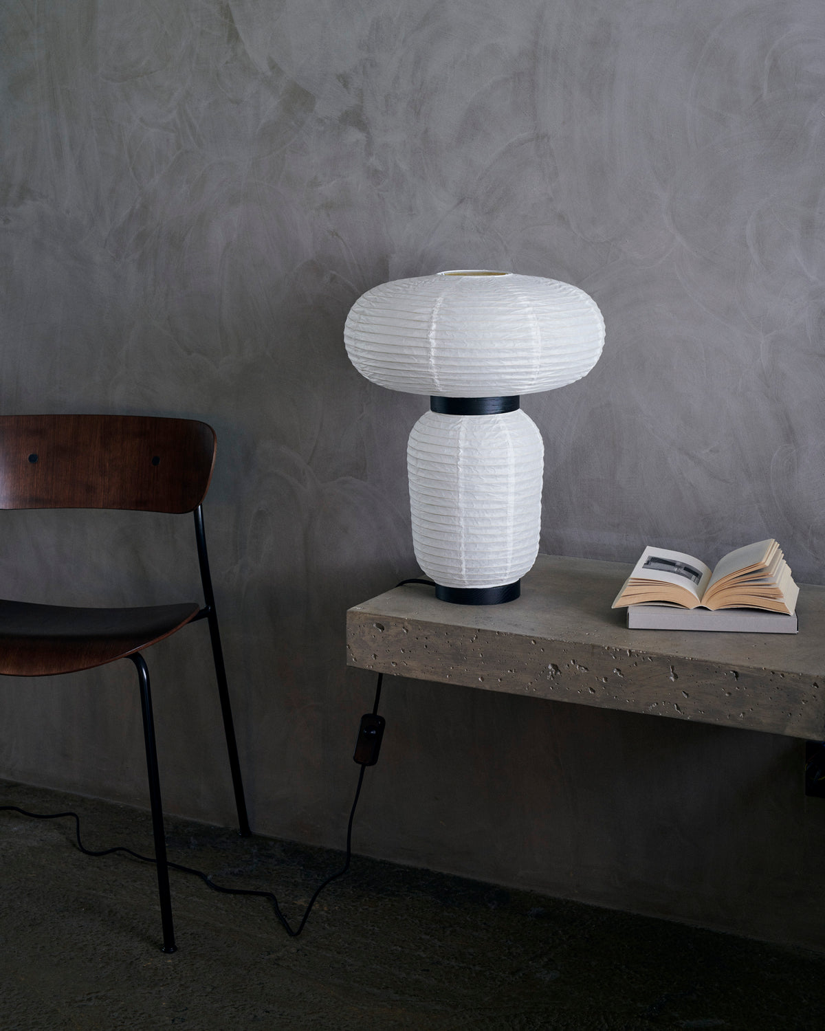 Stolní lampa FORMAKAMI JH18 s bílým papírovým stínidlem a černým dubovým povrchem