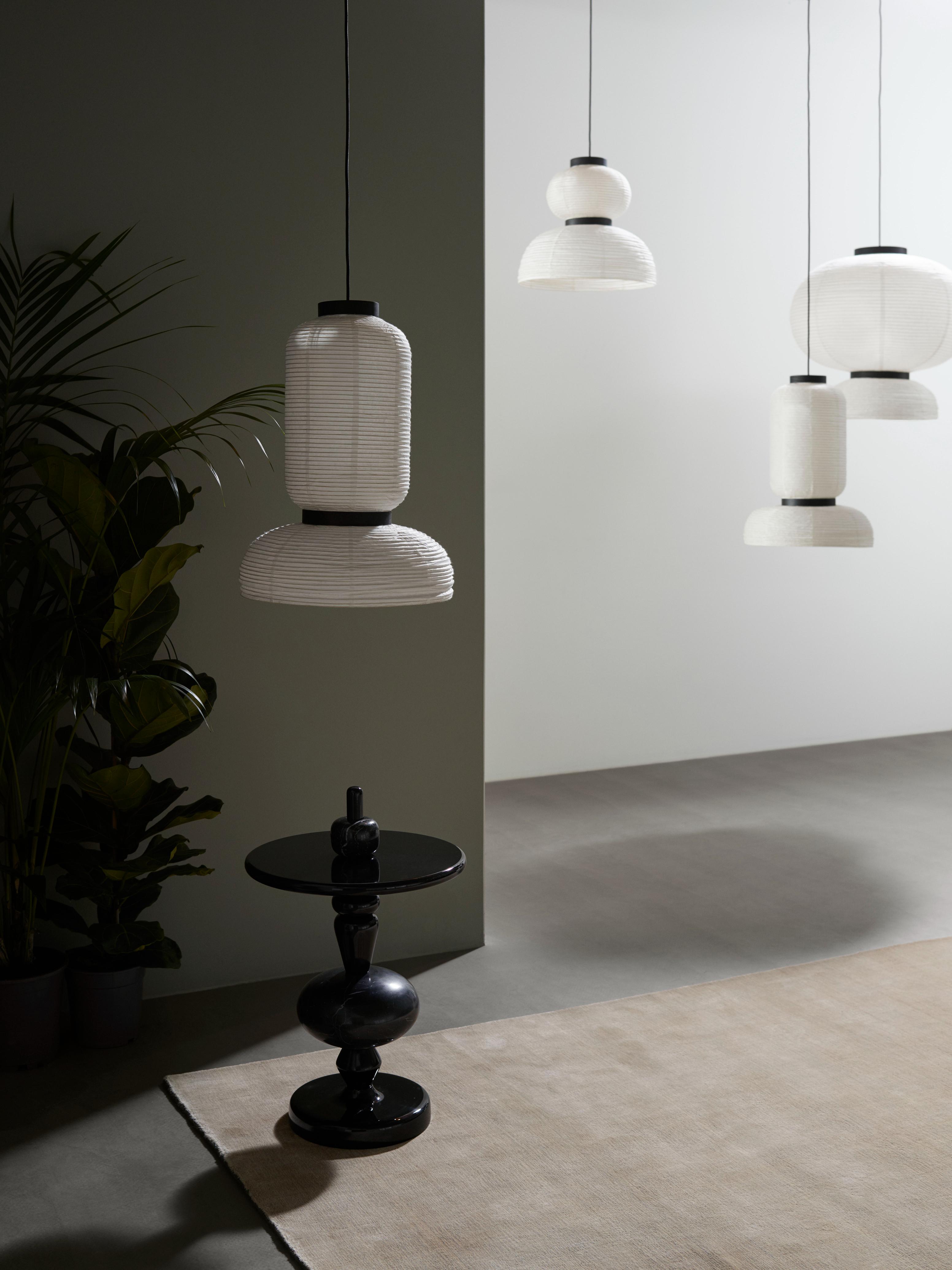 Lampa visící FORMAKAMI JH5 s bílým papírovým stínidlem a černým dubovým povrchem.