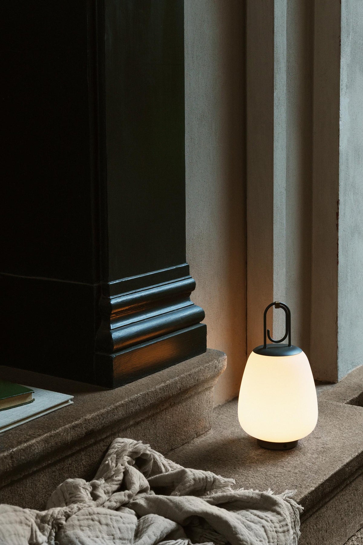 Přenosná venkovní lampa LUCCA SC51 bílá s černým povrchem