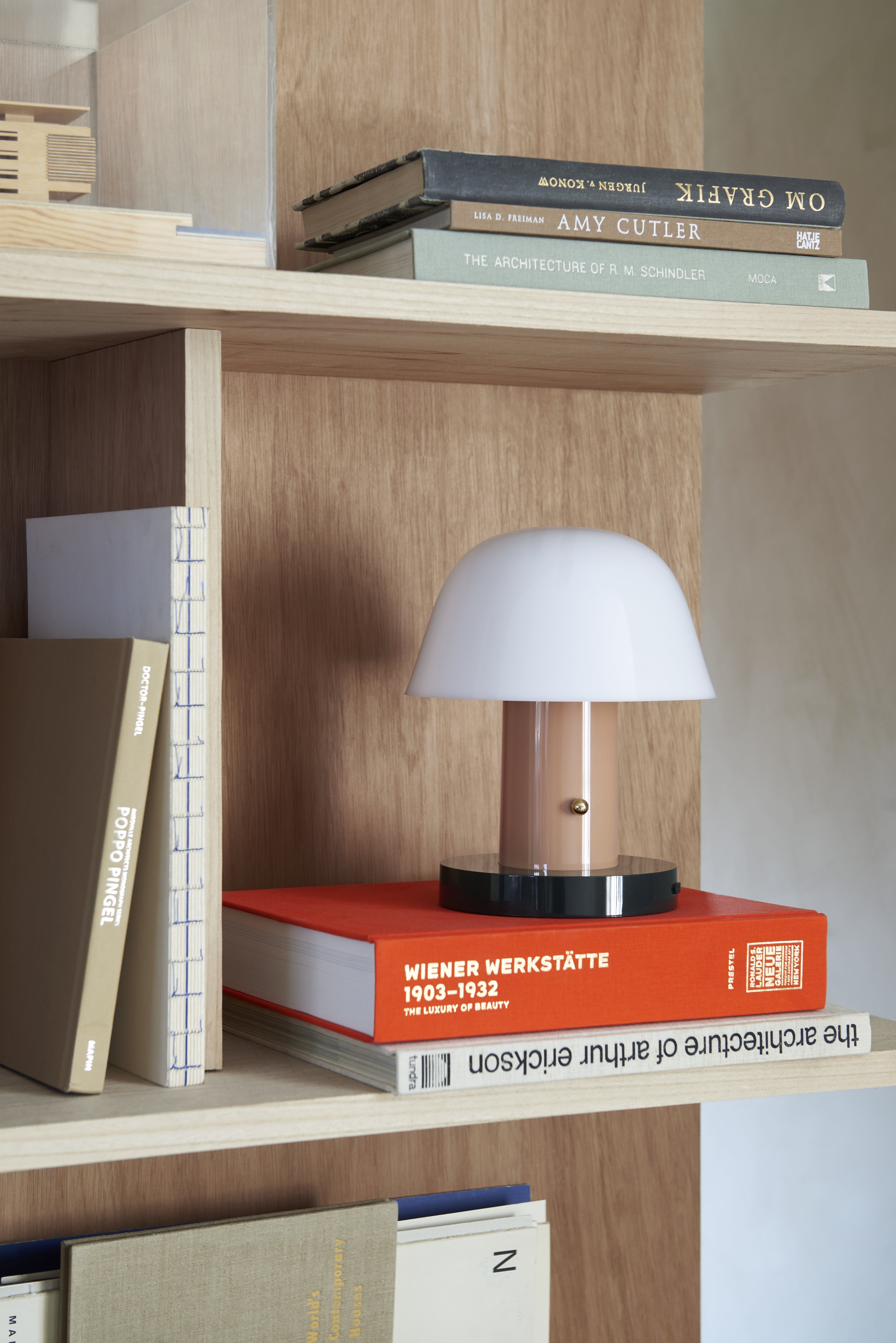 Přenosná lampa SETAGO JH27 s krémovým stínidlem a béžovo-zeleným podstavcem.