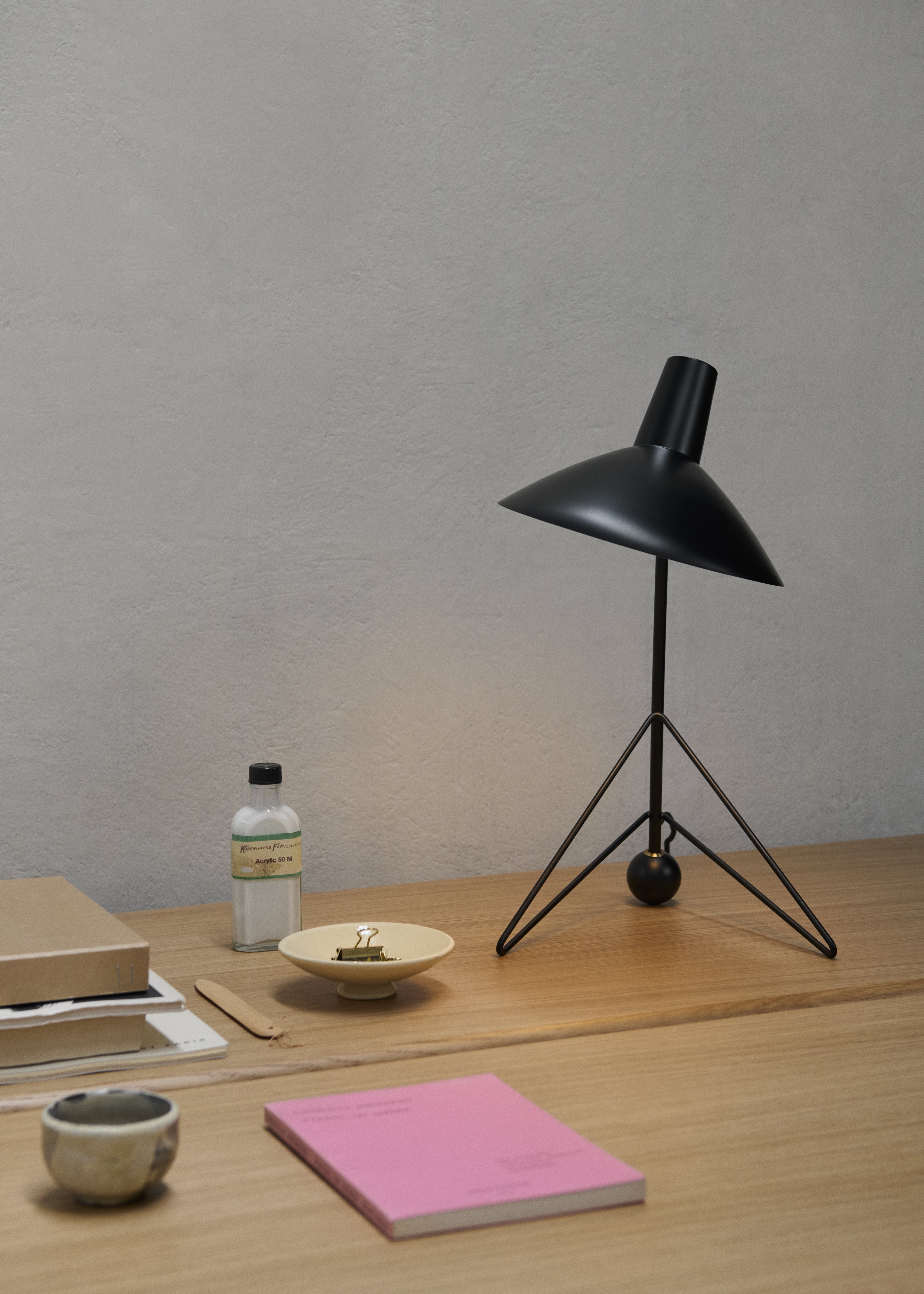 Stolní lampa TRIPOD HM9 černá