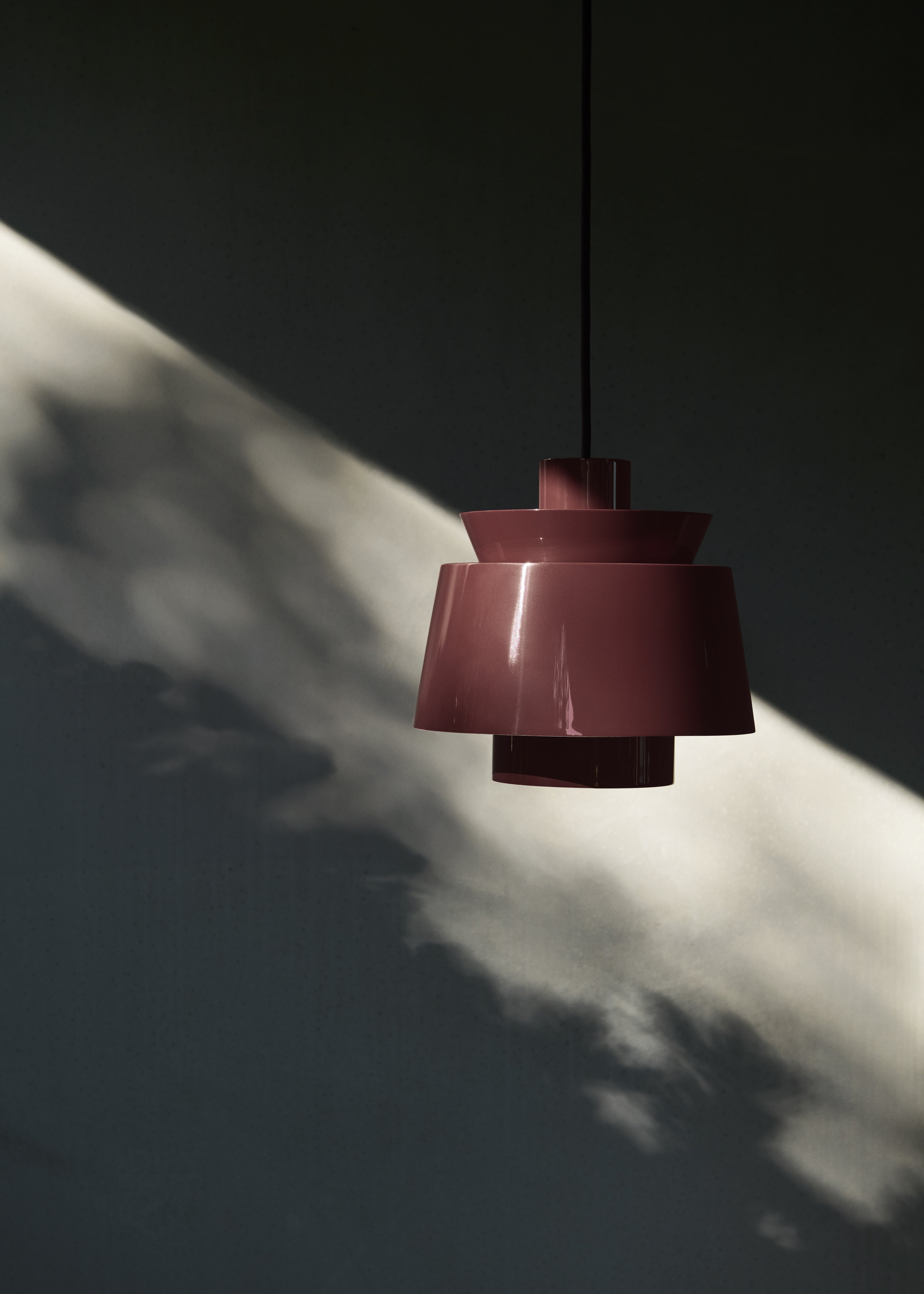Lampa visící UTZON JU1 burgundská