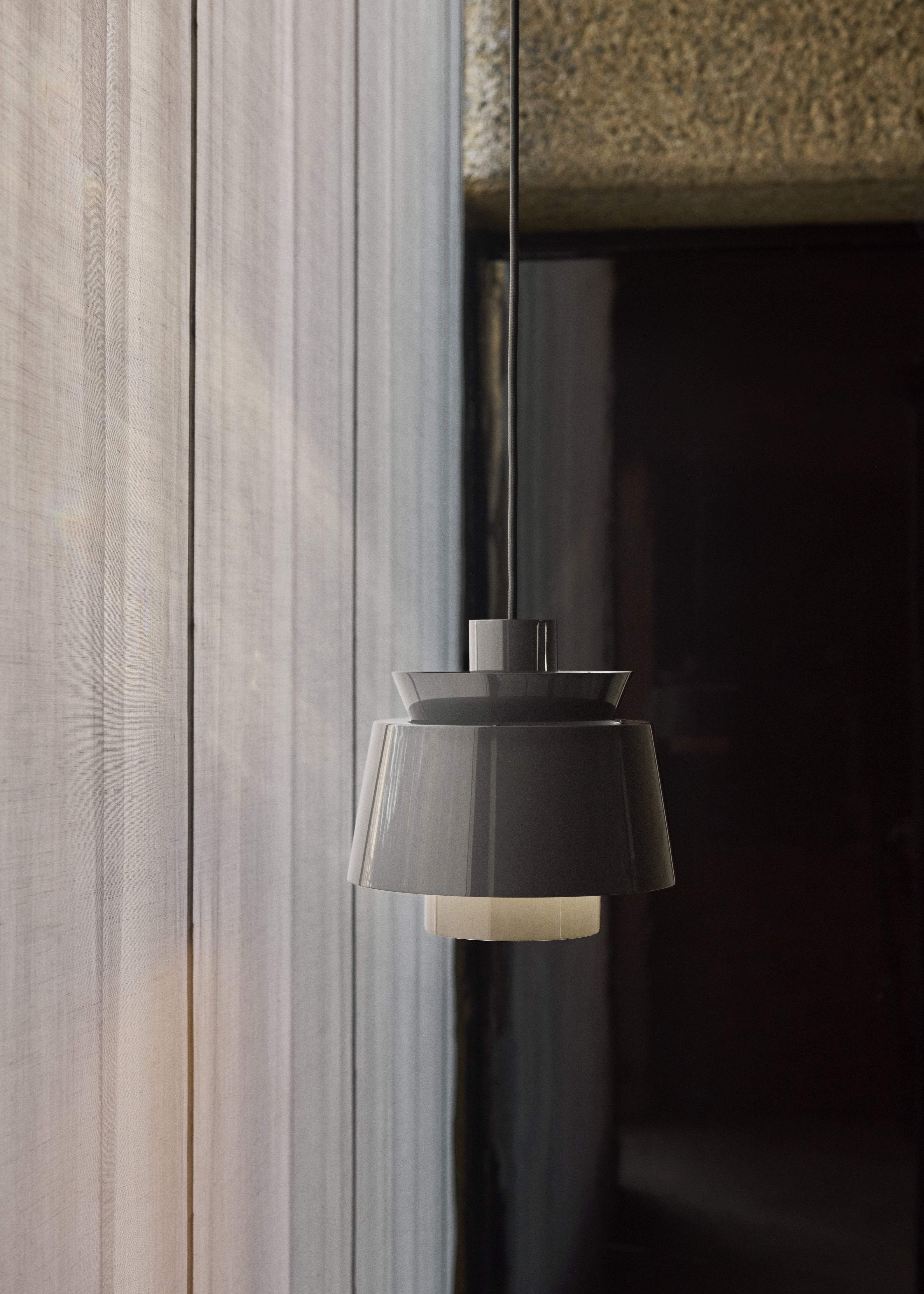 Lampa visící UTZON JU1 grafitová