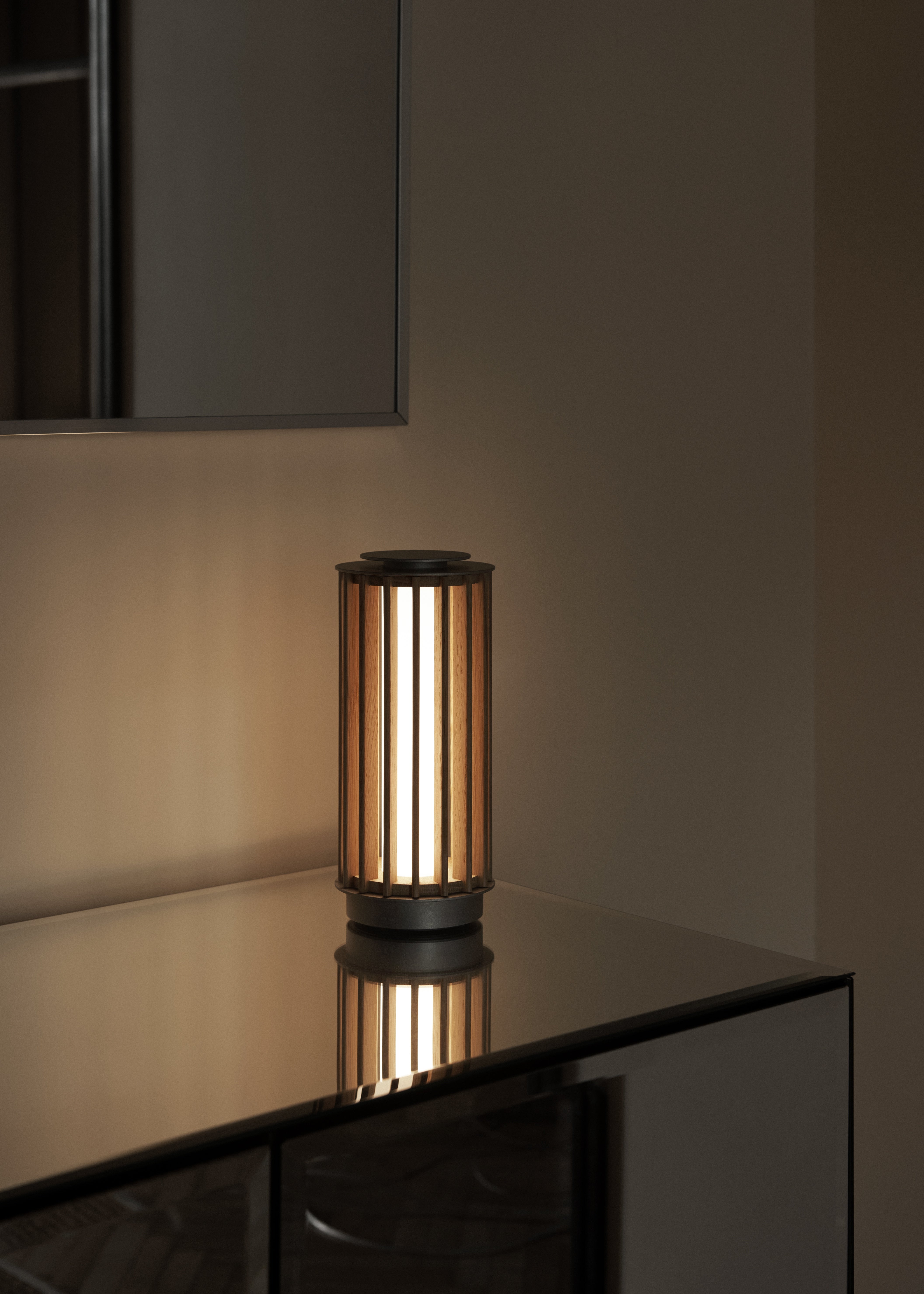 Přenosná lampa NUMBRA TY3 z hliníku a dubového dřeva