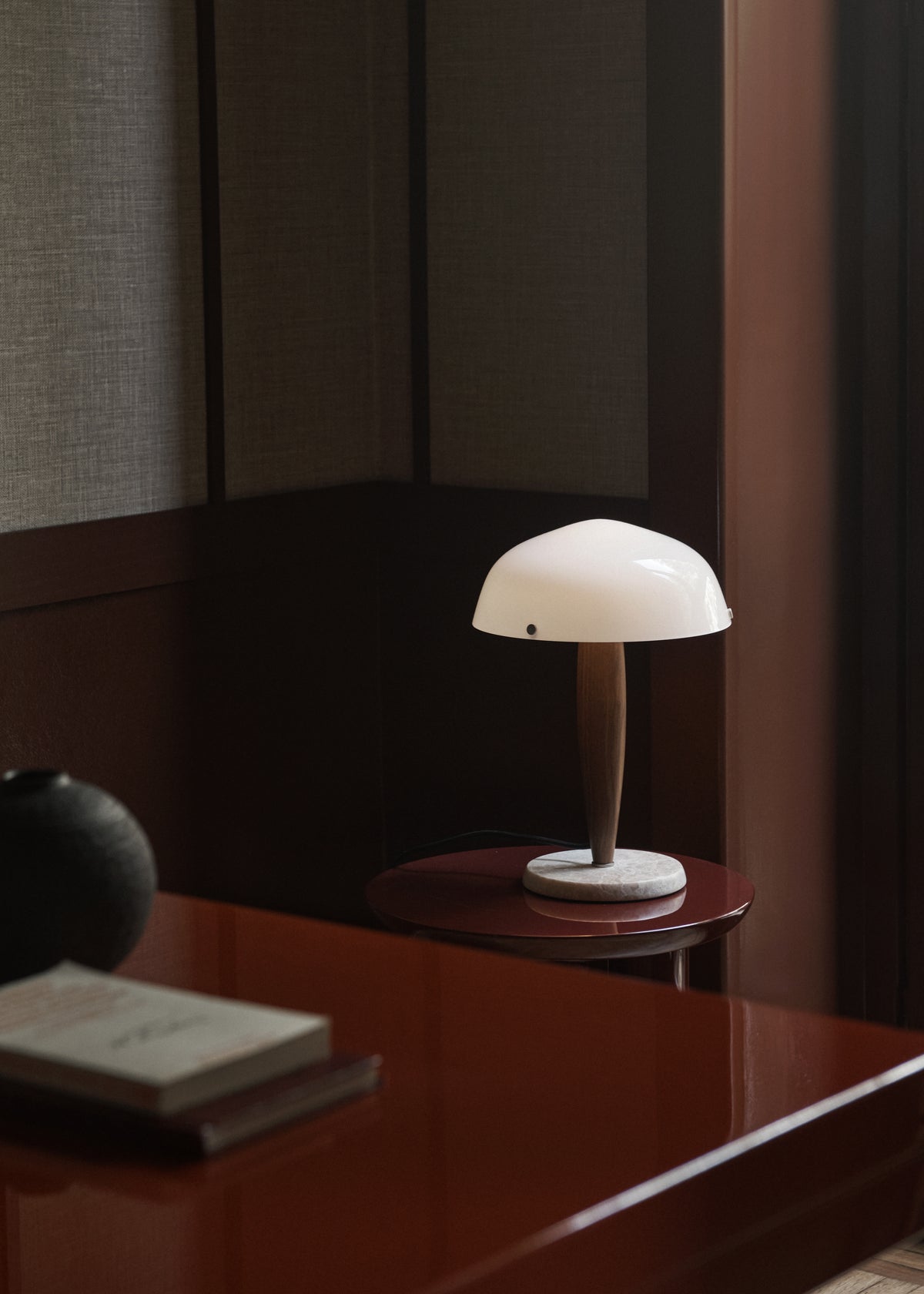 Stolní lampa HERMAN SHY3 opálové sklo s ořechovým dřevem a krémovým mramorovým podstavcem